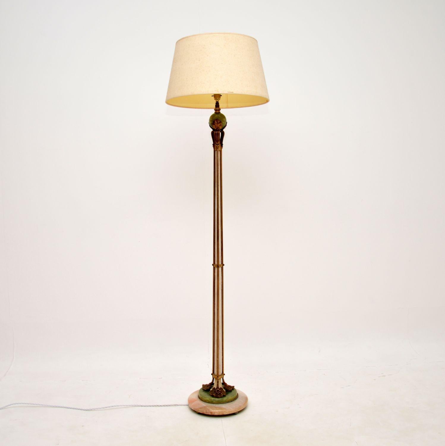 Un superbe lampadaire français ancien en onyx et métal doré. Fabriqué en France, il date des années 1920.

La qualité est exceptionnelle, la base est faite de deux types d'onyx différents, il y a aussi un joli support sphérique en onyx sous le