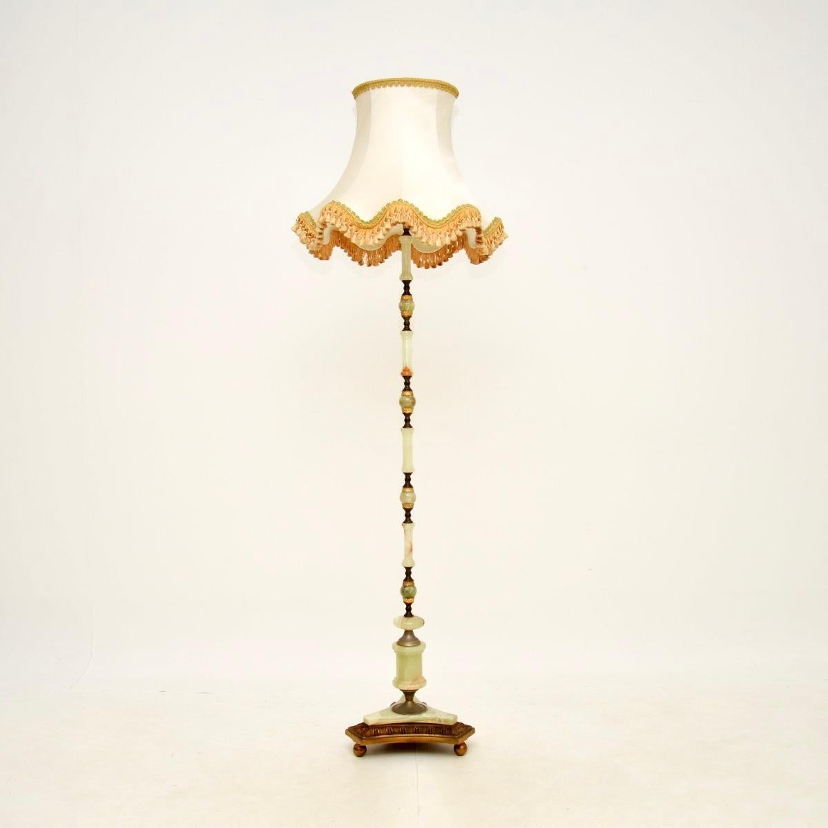 Magnifique lampadaire français ancien en onyx et métal doré, datant des années 1930.

Il est d'une qualité fantastique et son design est magnifique. La tige est composée de magnifiques pièces d'onyx massif, entrecoupées d'accessoires en laiton