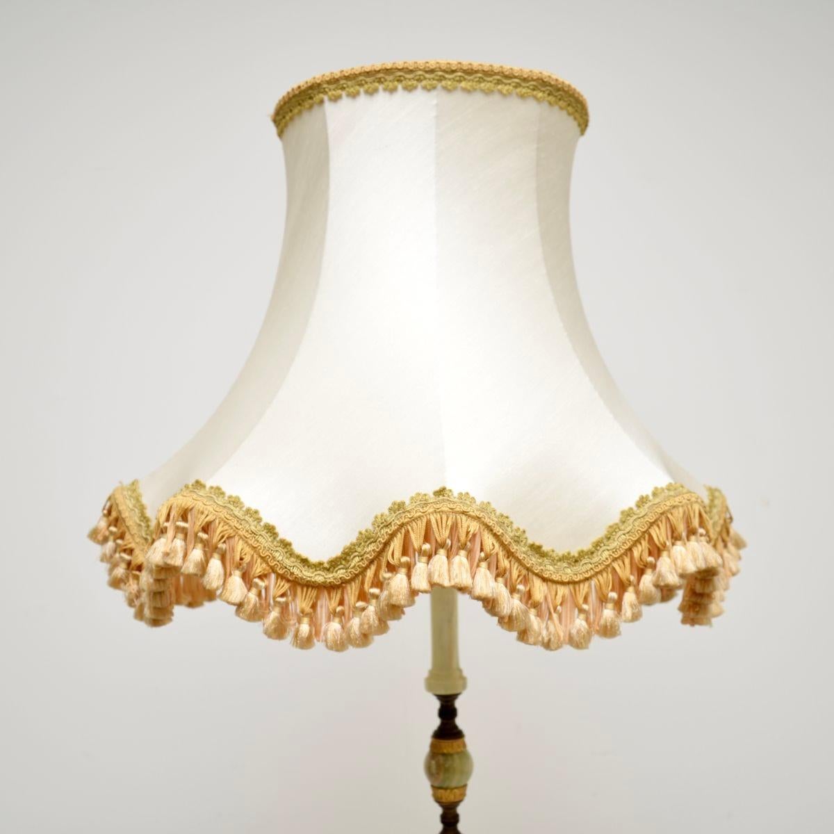 Néoclassique Lampadaire français ancien en onyx et métal doré en vente