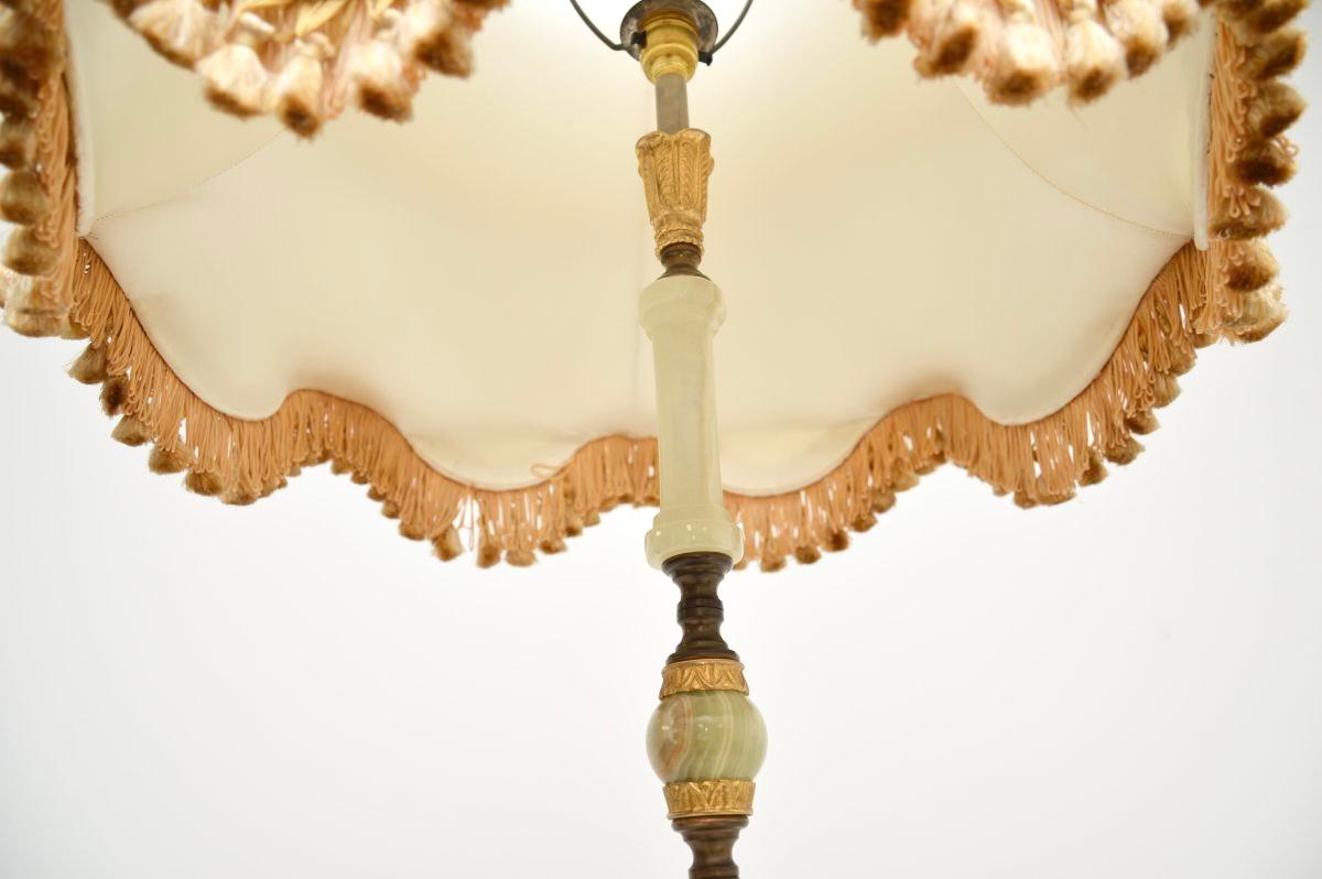 Français Lampadaire français ancien en onyx et métal doré en vente