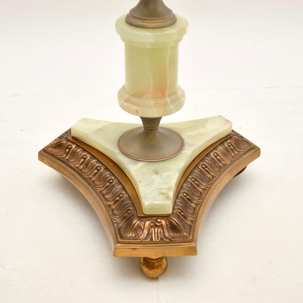 Lampadaire français ancien en onyx et métal doré Bon état - En vente à London, GB