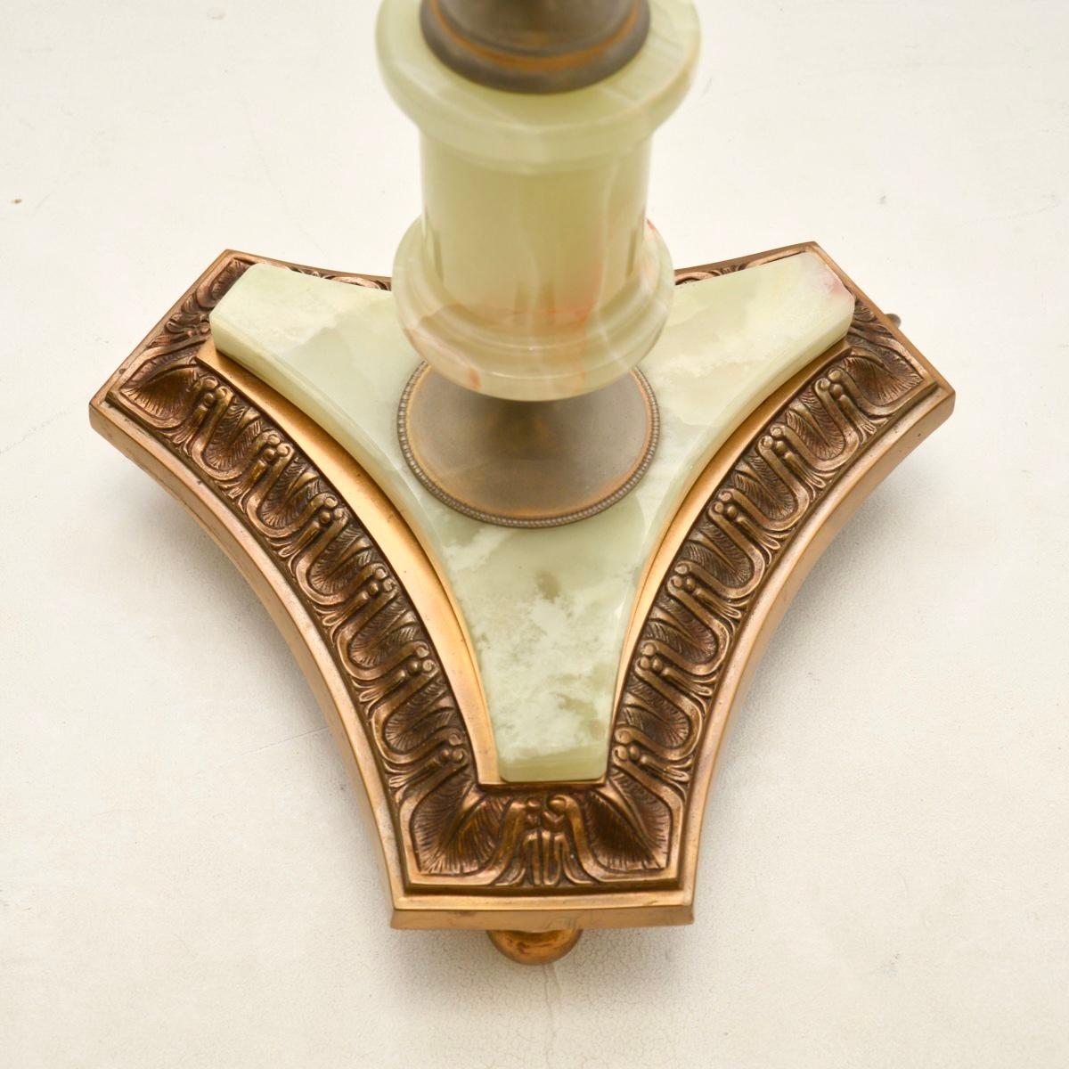 Milieu du XXe siècle Lampadaire français ancien en onyx et métal doré en vente