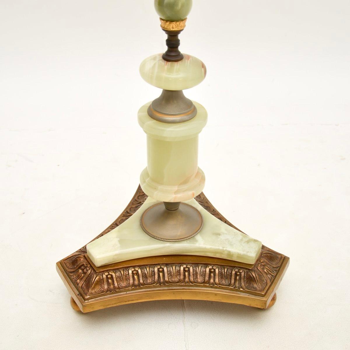 Métal Lampadaire français ancien en onyx et métal doré en vente