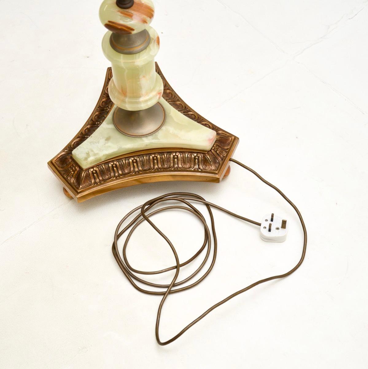 Lampadaire français ancien en onyx et métal doré en vente 1