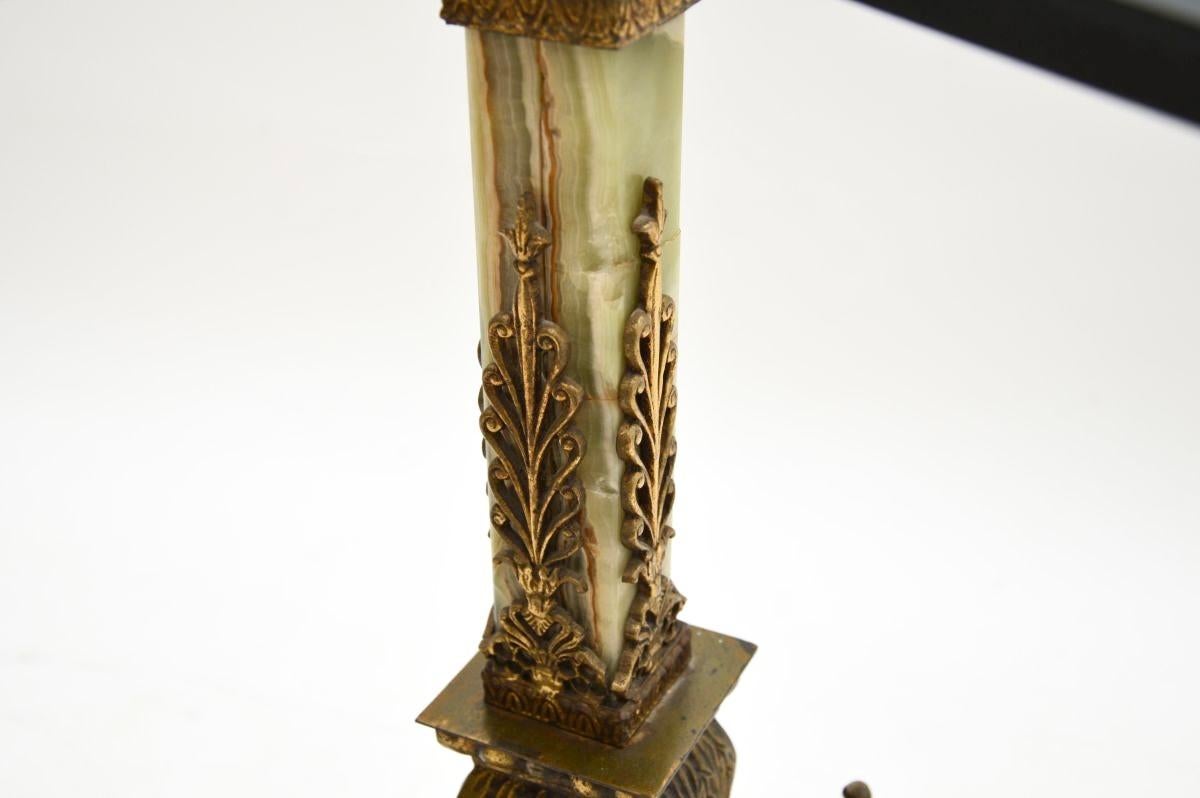 Ancienne table d'appoint / table basse en métal doré et onyx français en vente 2