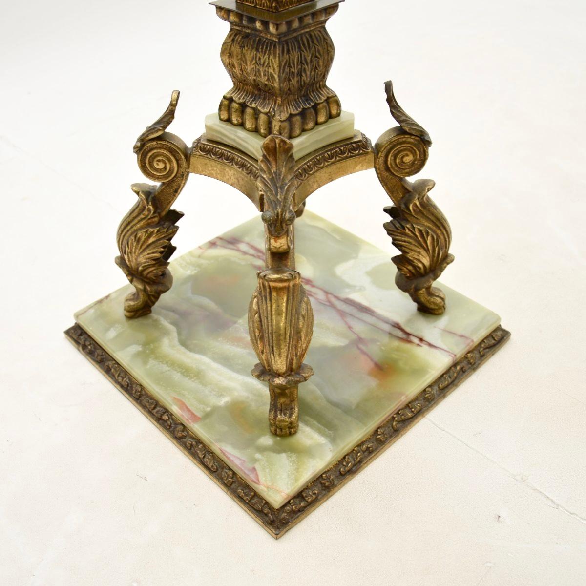 Ancienne table d'appoint / table basse en métal doré et onyx français en vente 3