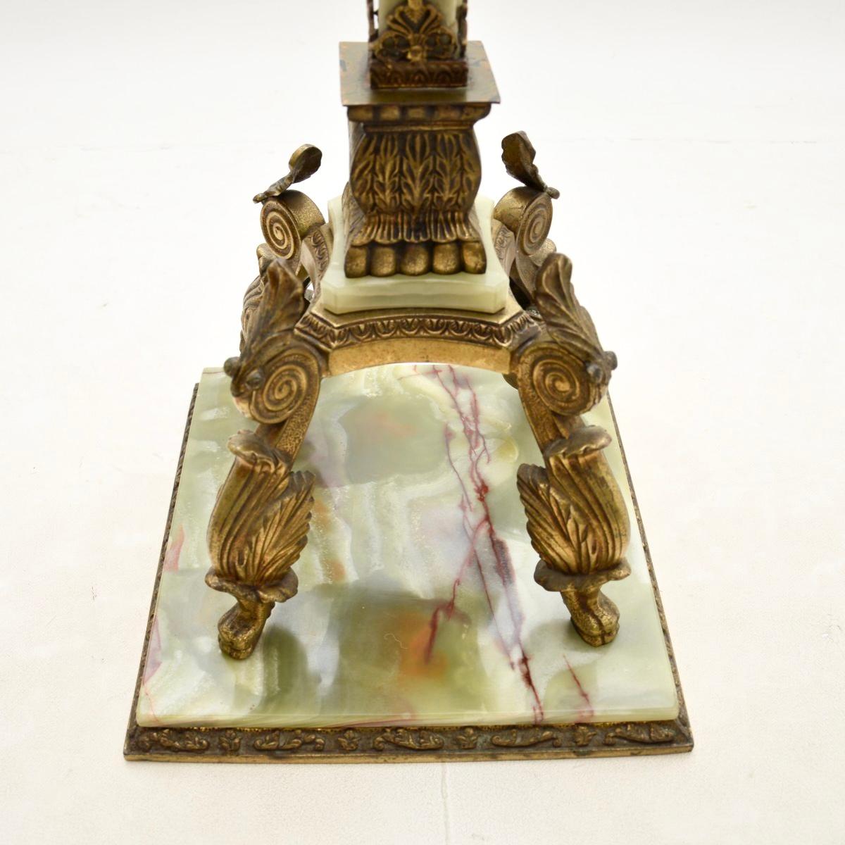 Ancienne table d'appoint / table basse en métal doré et onyx français en vente 4