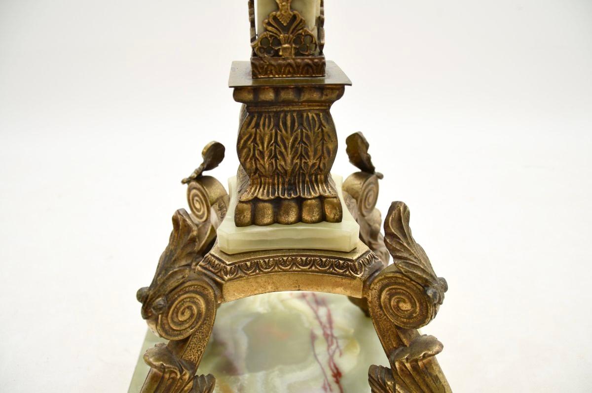 Ancienne table d'appoint / table basse en métal doré et onyx français en vente 5