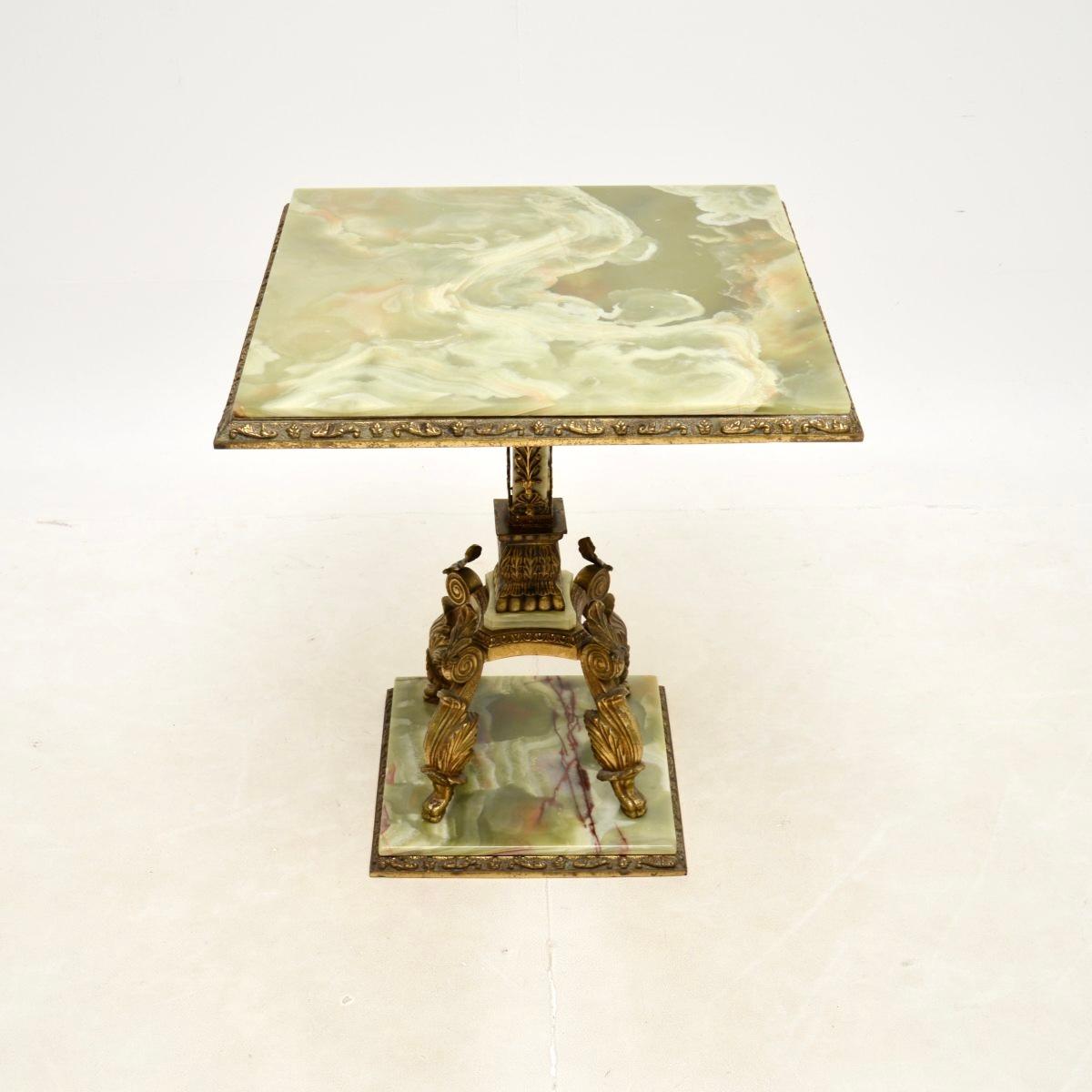 Magnifique table d'appoint / table basse en onyx et métal doré, datant des années 1930.

Il s'agit d'une superbe qualité, l'onyx ayant des couleurs et des motifs magnifiques. Elle est maintenue par des fixations en métal doré, le plateau reposant