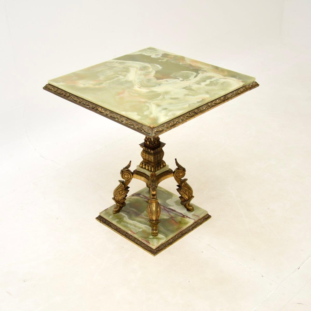 Néoclassique Ancienne table d'appoint / table basse en métal doré et onyx français en vente
