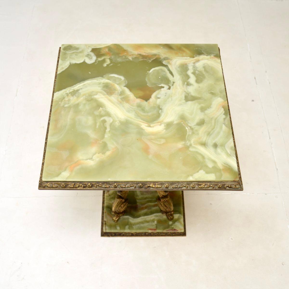 Français Ancienne table d'appoint / table basse en métal doré et onyx français en vente