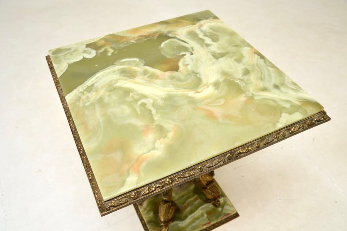 Doré Ancienne table d'appoint / table basse en métal doré et onyx français en vente