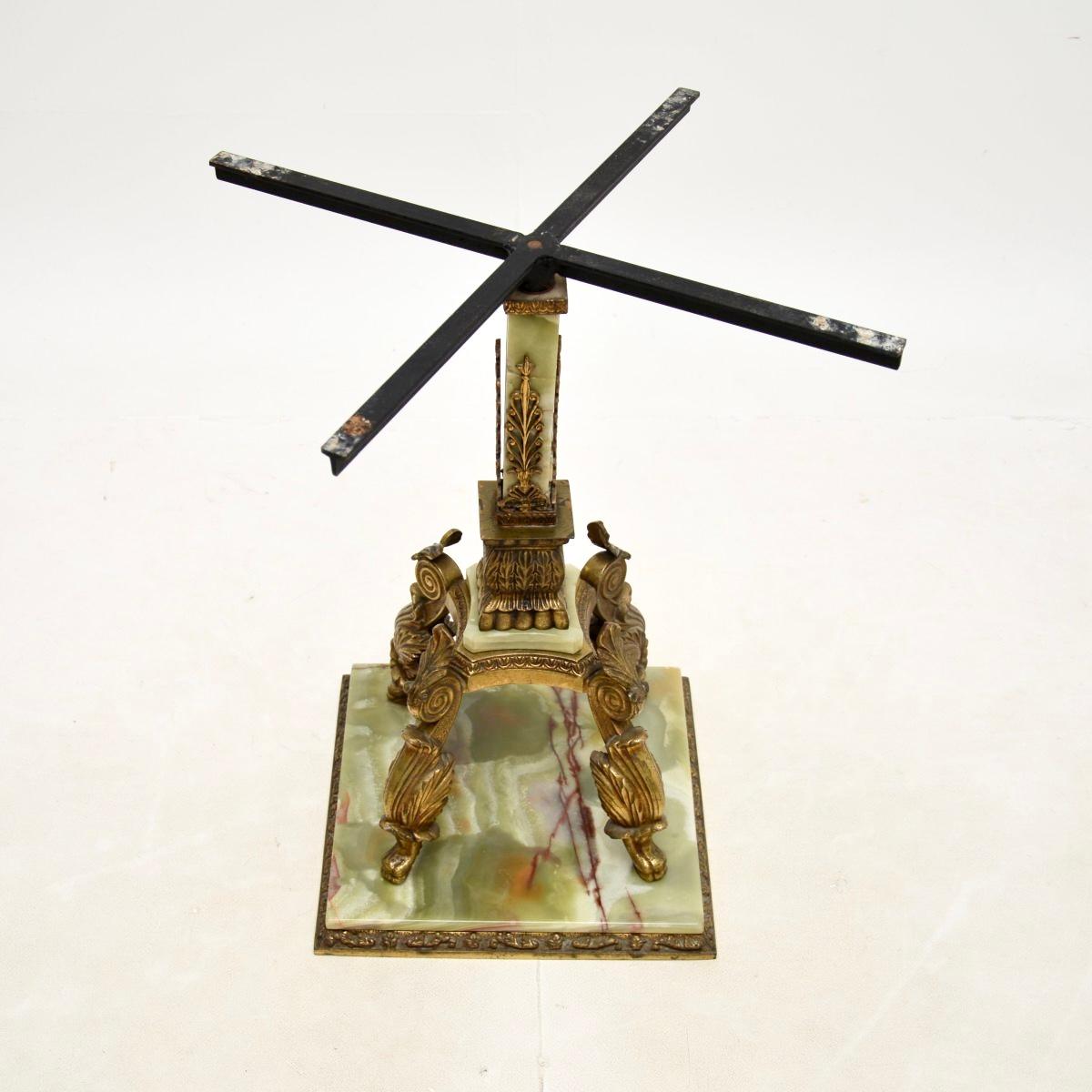 Ancienne table d'appoint / table basse en métal doré et onyx français Bon état - En vente à London, GB