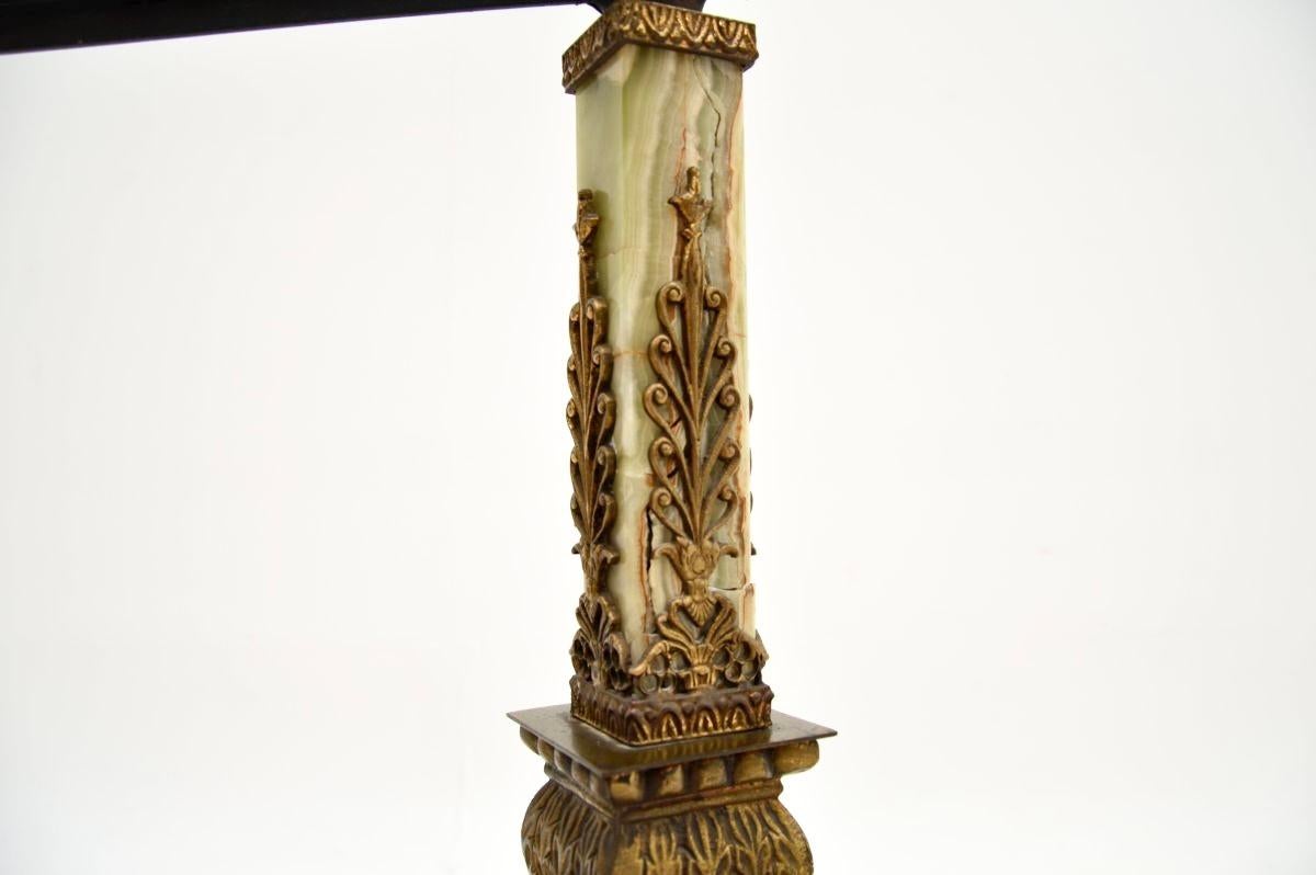 Milieu du XXe siècle Ancienne table d'appoint / table basse en métal doré et onyx français en vente
