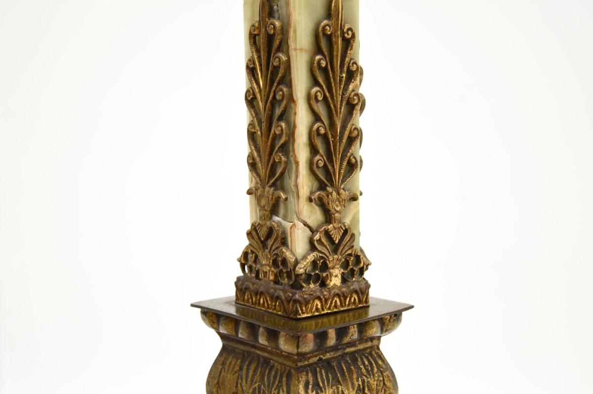 Métal Ancienne table d'appoint / table basse en métal doré et onyx français en vente