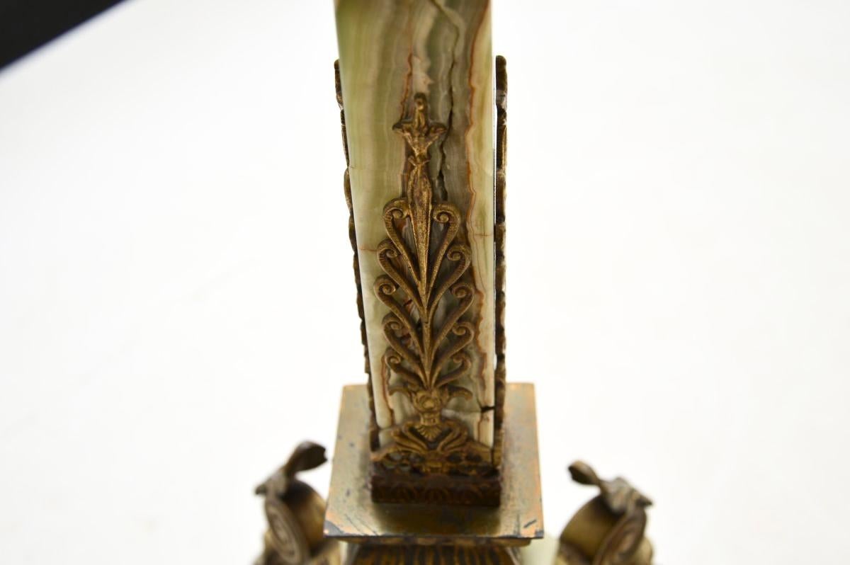 Ancienne table d'appoint / table basse en métal doré et onyx français en vente 1