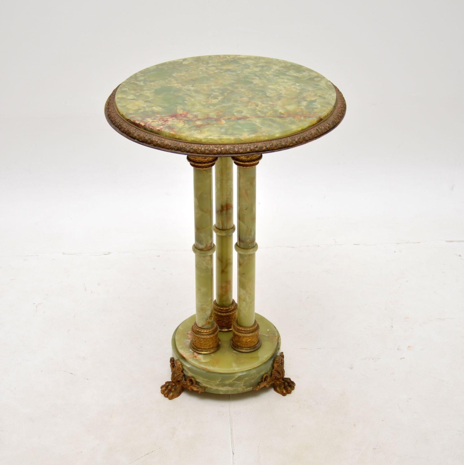 Magnifique table d'appoint ancienne en onyx et métal doré. Fabriqué en France, il date des années 1900-1910.

Il est d'une superbe qualité, magnifiquement construit et d'une taille très utile. Il s'agit principalement d'onyx massif, qui présente une