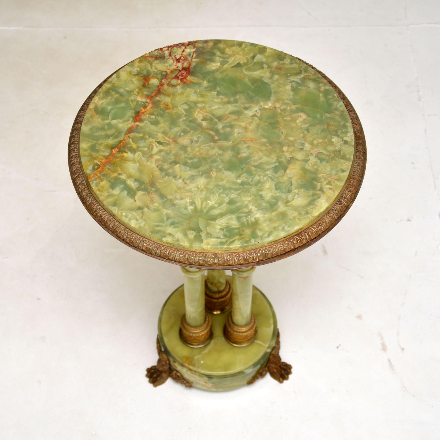 Néoclassique Table d'appoint française ancienne en onyx et métal doré en vente