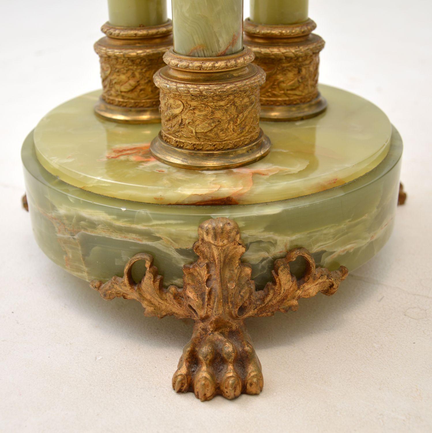 Métal Table d'appoint française ancienne en onyx et métal doré en vente