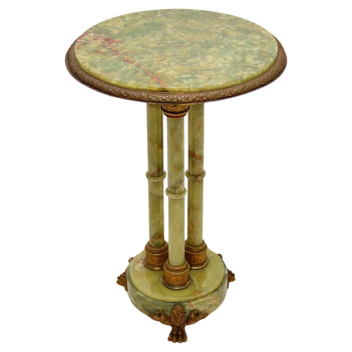 Table d'appoint française ancienne en onyx et métal doré