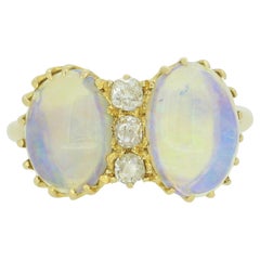 Anello antico francese con opale e diamanti
