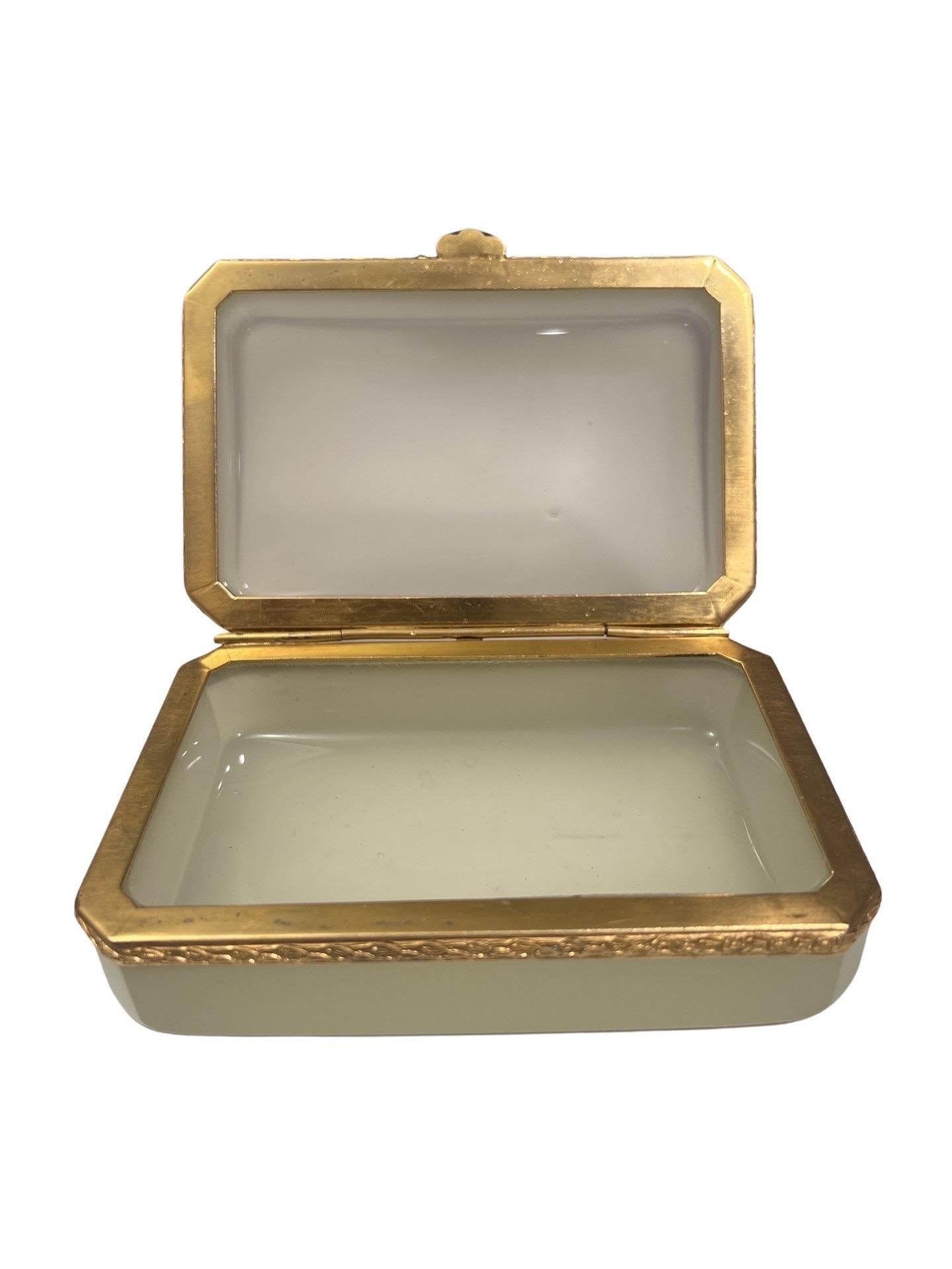 20ième siècle Coffret ancien en verre opalin français avec bandeau articulé en bronze doré en vente