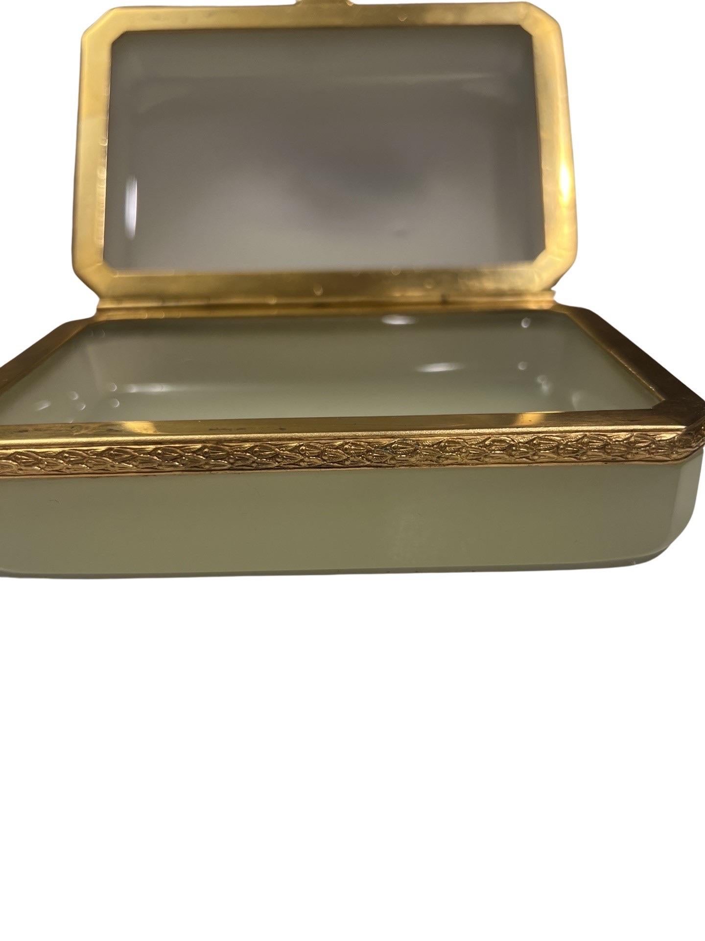 Bronze Coffret ancien en verre opalin français avec bandeau articulé en bronze doré en vente