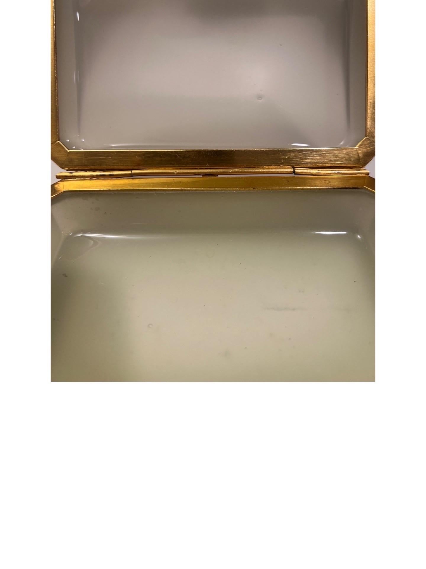 Coffret ancien en verre opalin français avec bandeau articulé en bronze doré en vente 1