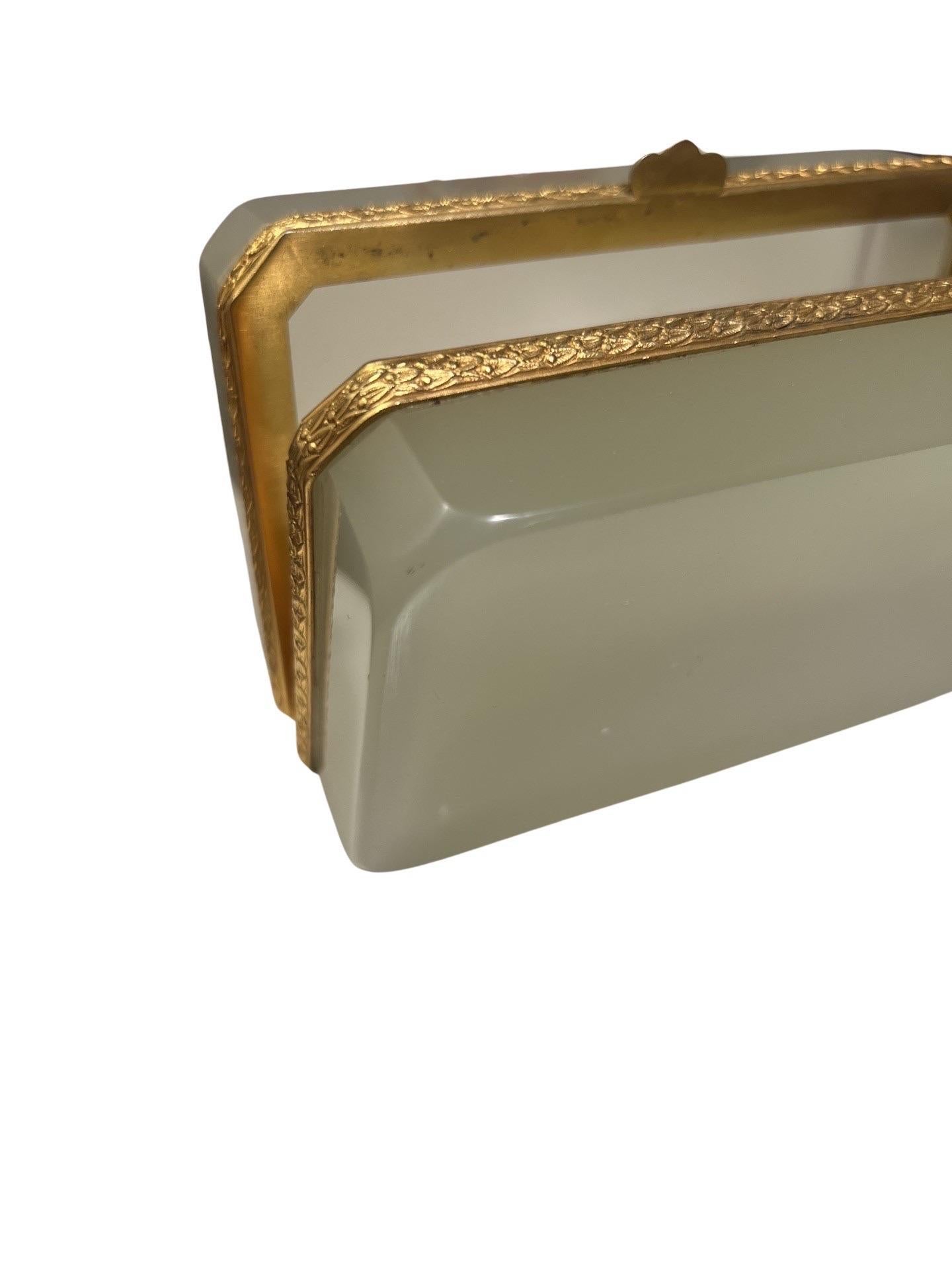 Coffret ancien en verre opalin français avec bandeau articulé en bronze doré en vente 2