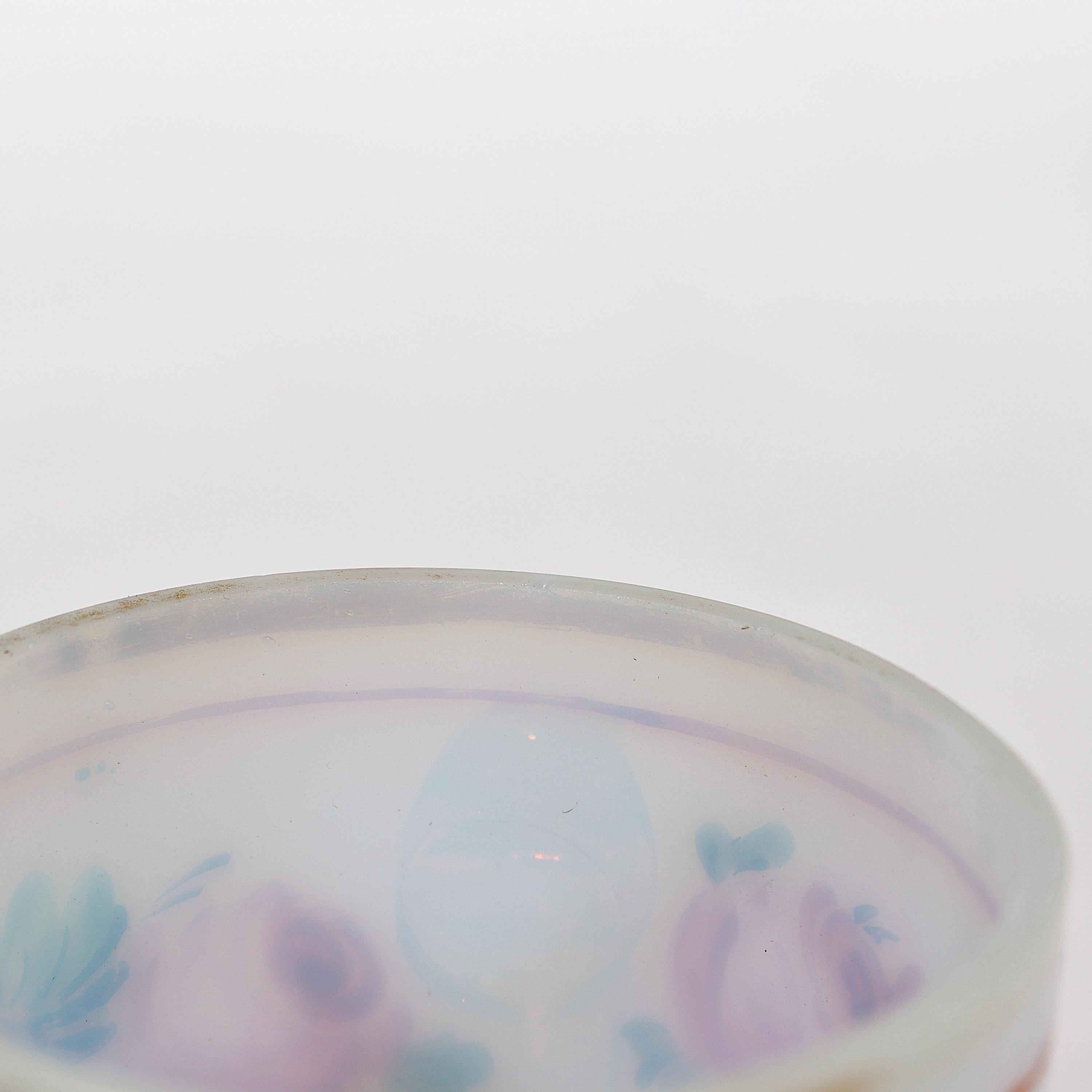 Tasse et soucoupe à demi-tasse en verre opalin français d'antiquités en vente 8
