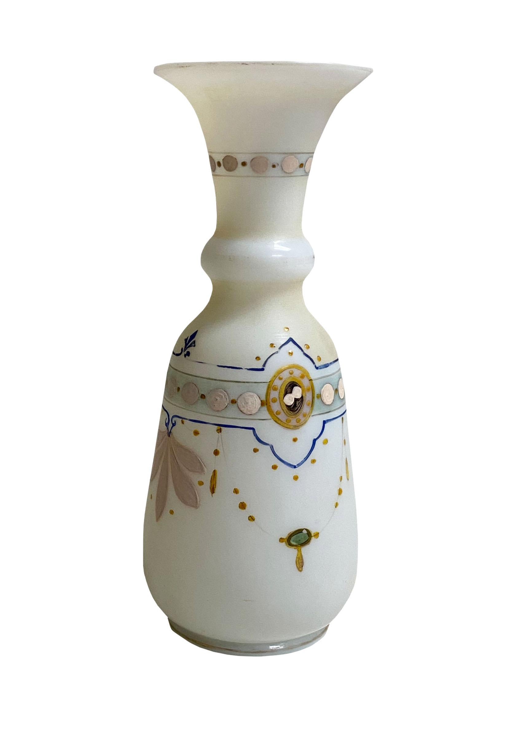Français Vase français ancien en opaline peint à la main en vente