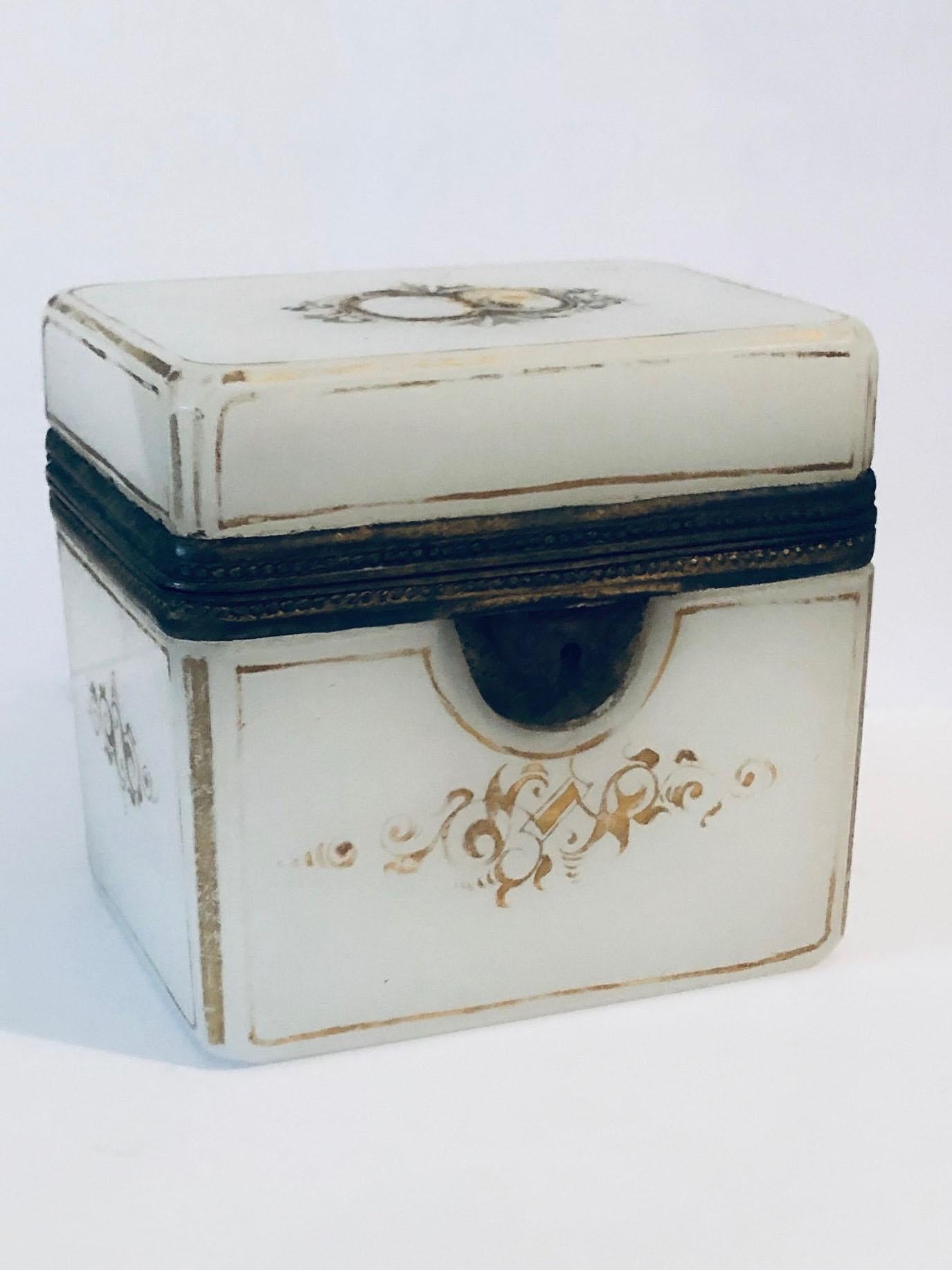 Une boîte ancienne en opaline blanche avec peinture dorée et monture en bronze doré, Circa 1900 de France.
 