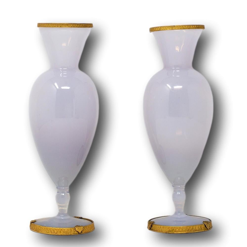 Belle Époque Vases anciens en verre violet montés en bronze d'Opaline français en vente