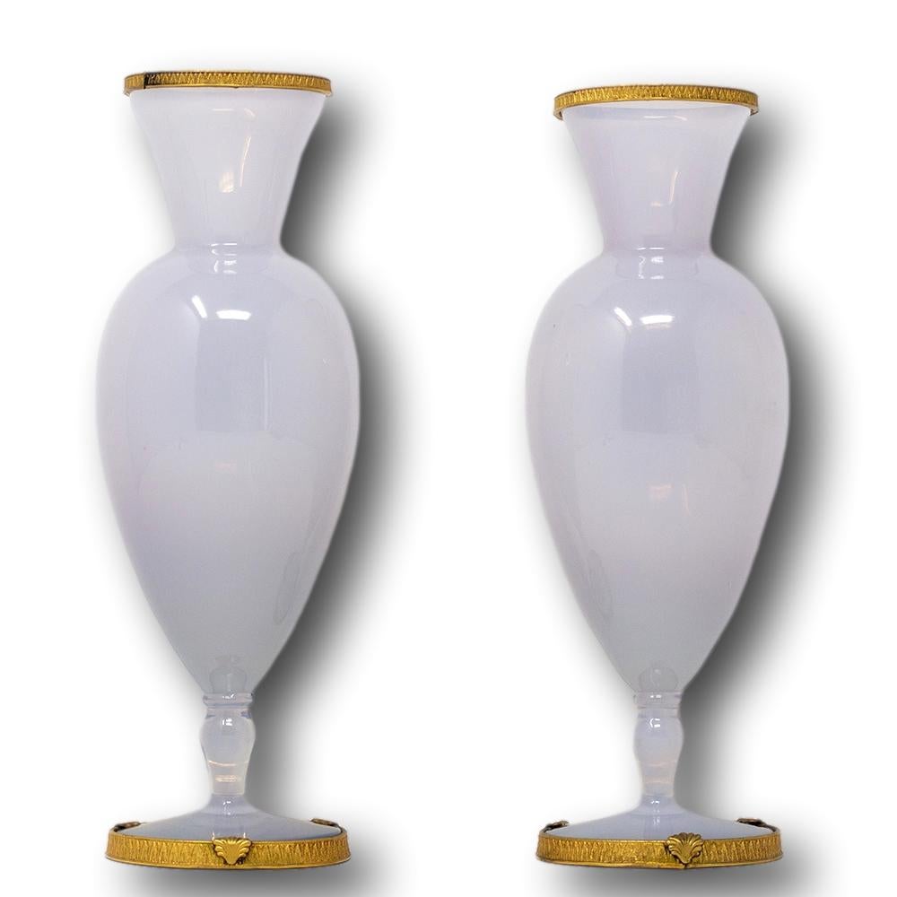 Moulage Vases anciens en verre violet montés en bronze d'Opaline français en vente