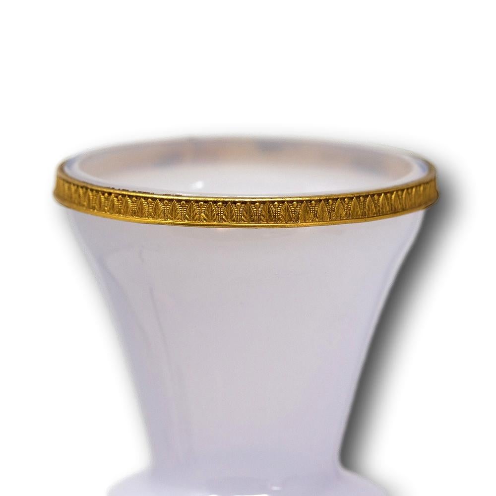Vases anciens en verre violet montés en bronze d'Opaline français Bon état - En vente à Newark, England