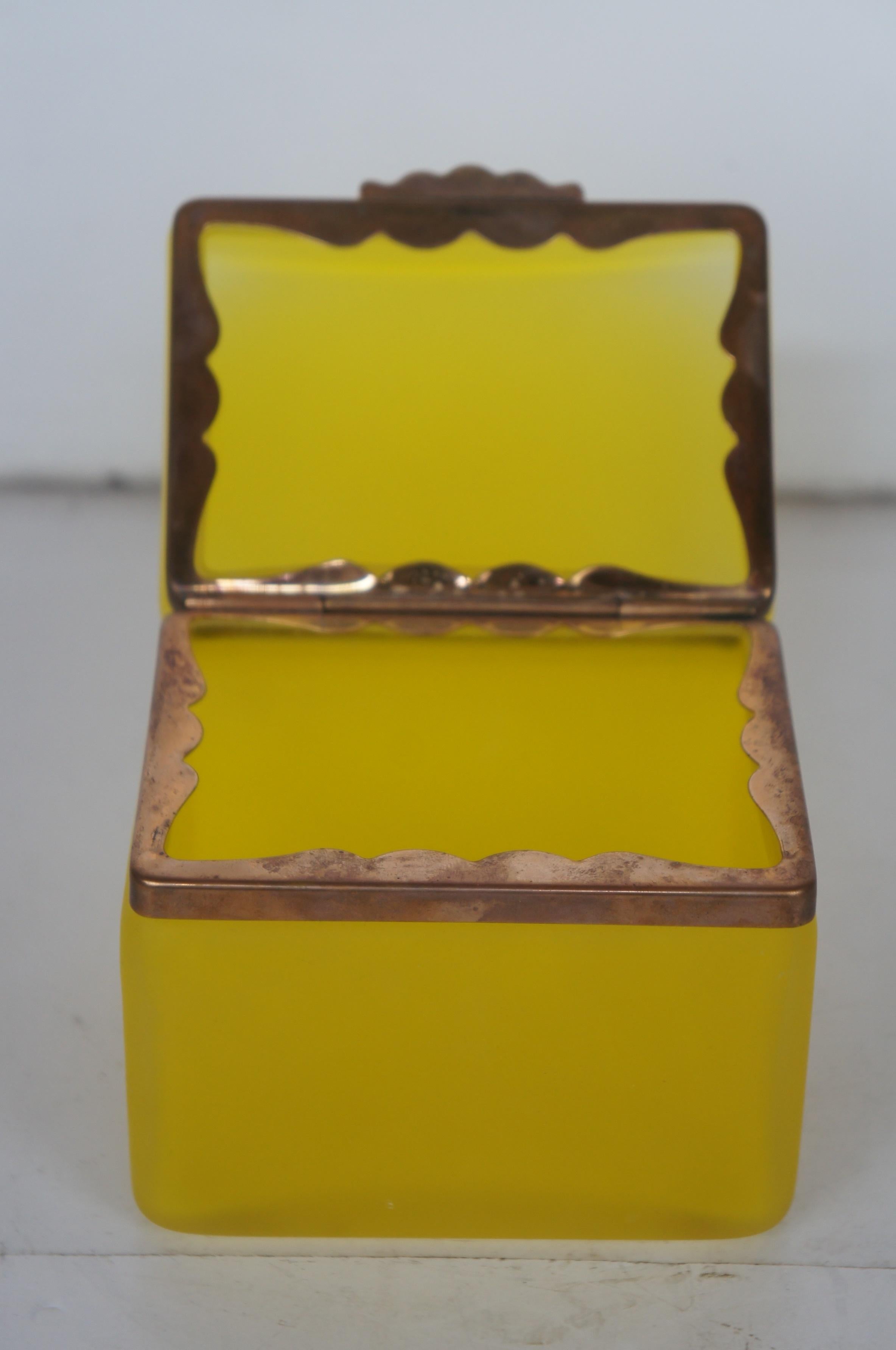 Antique French Opaline Yellow Glass Jewelry Trinket Vanity Casket Box Hinged In Good Condition In Dayton, OH