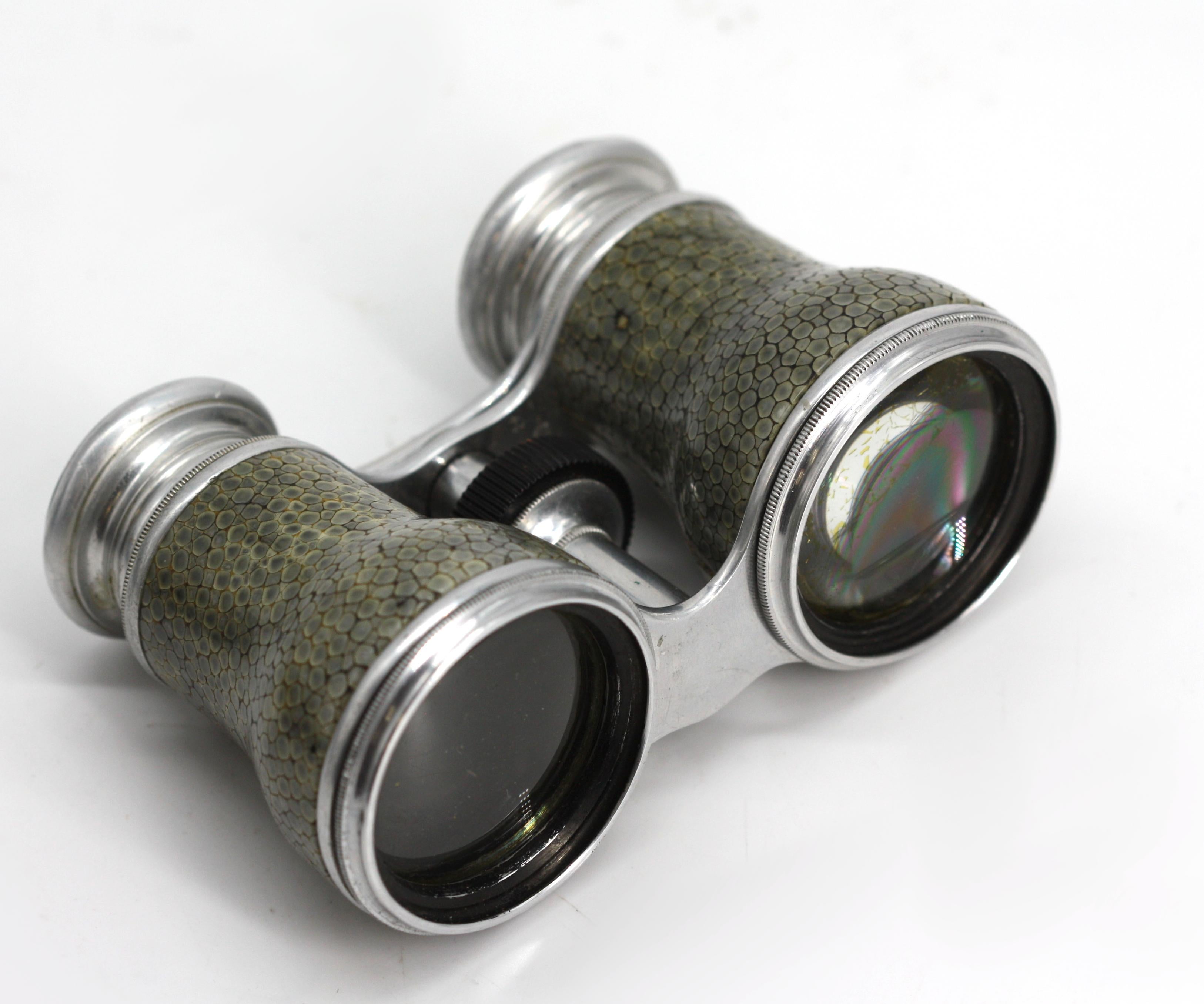 
Antique French Opera Glasses, Boise Opticien, 19 Quai de L'Horloge, Paris.
Il telaio in alluminio con rivestimento in zigrino, in una custodia in pelle nera verdastra foderata di velluto, marcata all'interno e sul chiavistello in ottone.
Lunghezza