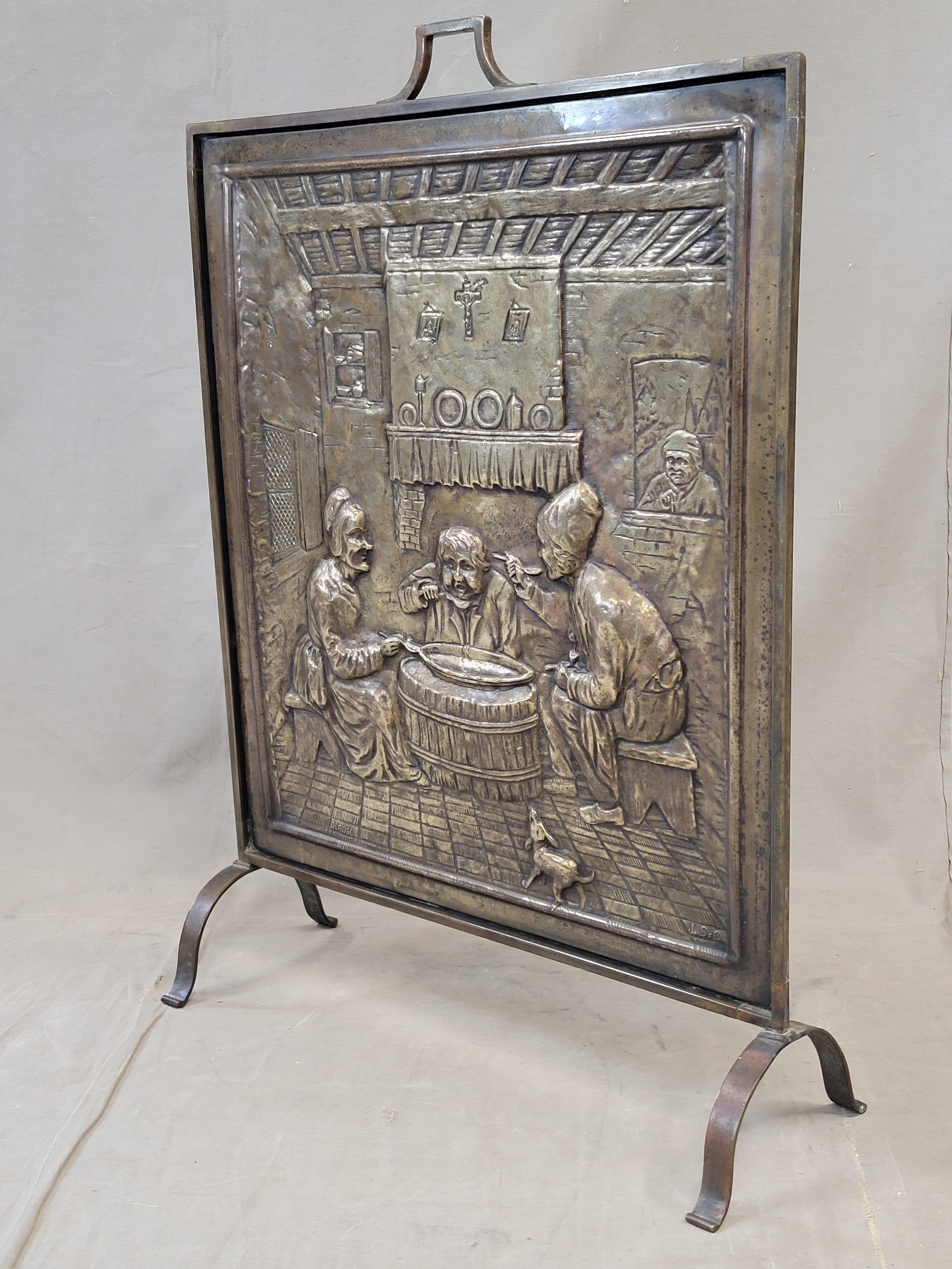 Eine absolut charmante antike CIRCA 1900 gestempelt Messing Kaminschirm eines Innenraums Essen Szene, entweder aus Belgien oder Frankreich. Es gibt so viele Details in der Szene, dass es Spaß macht, dieses Stück zu betrachten. Es wirkt, als ob das