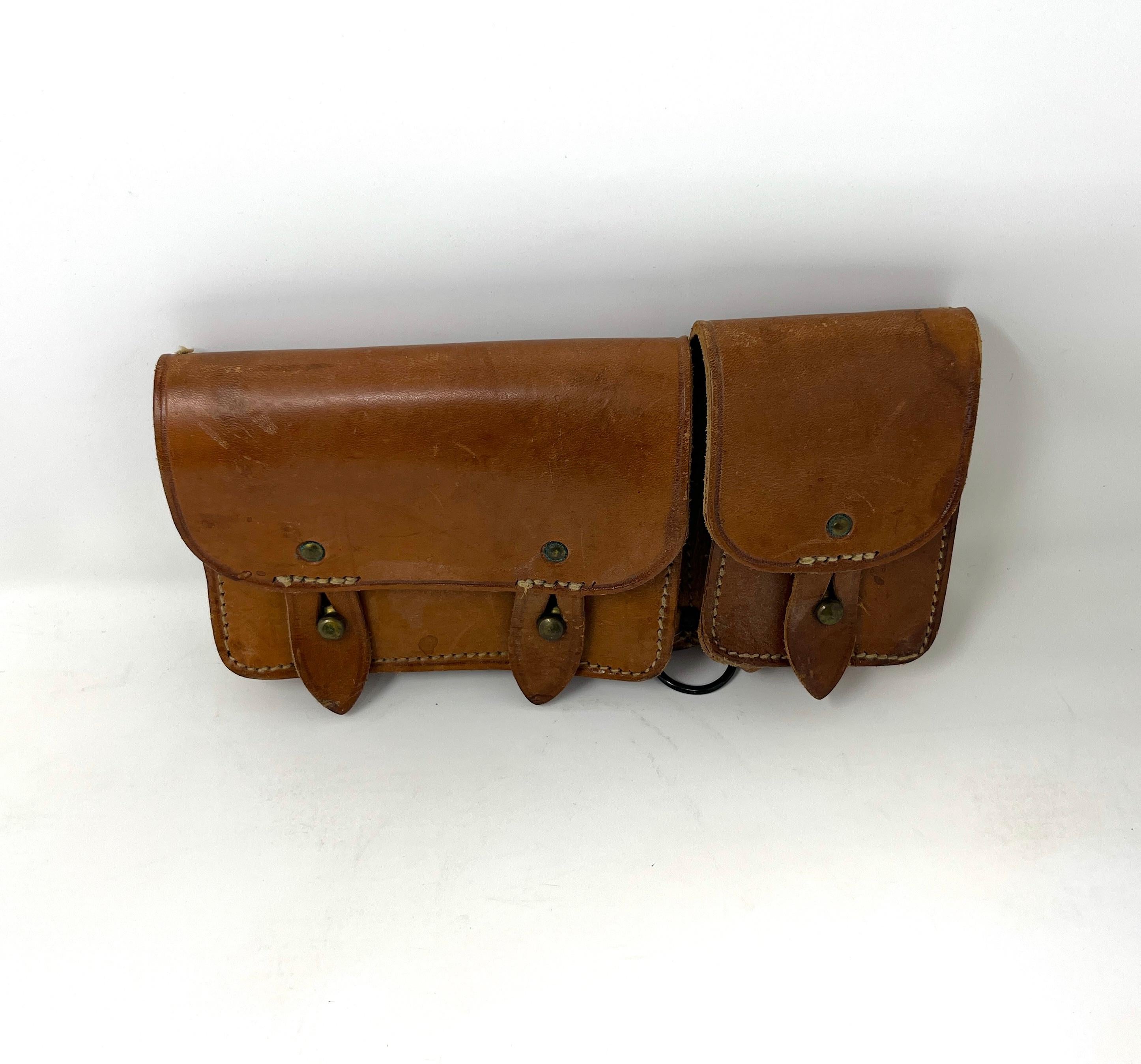 Antique early 20th century French or Swiss leather ammunition / artillery officer / military gendarmerie pouch / cartridge box. Well made, dating from the early 1930s. Made of durable and pliable heavy duty leather; saddle stitched all the way