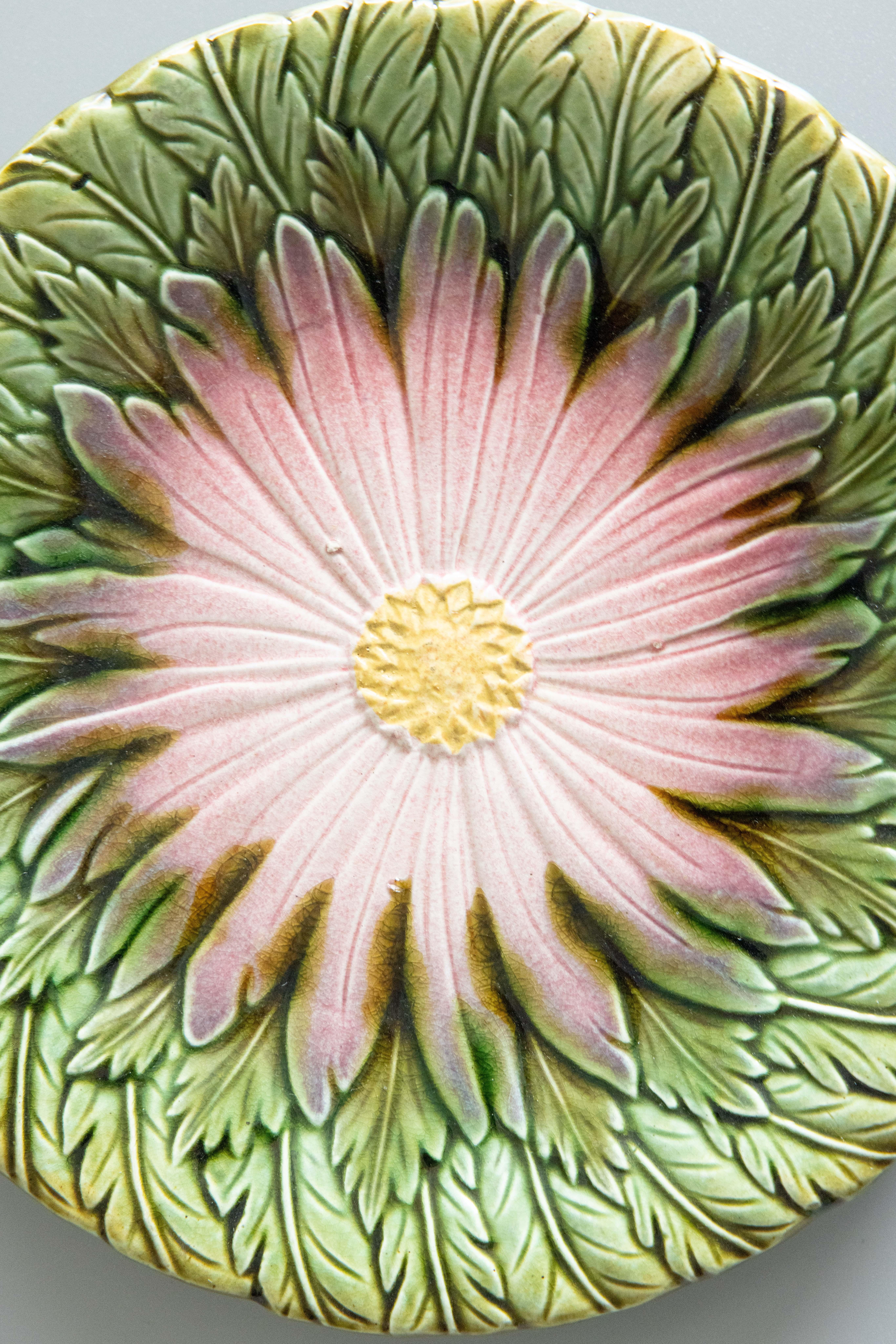 Français Ancienne assiette à marguerite en majolique d'Orchies French, Circa 1890 en vente