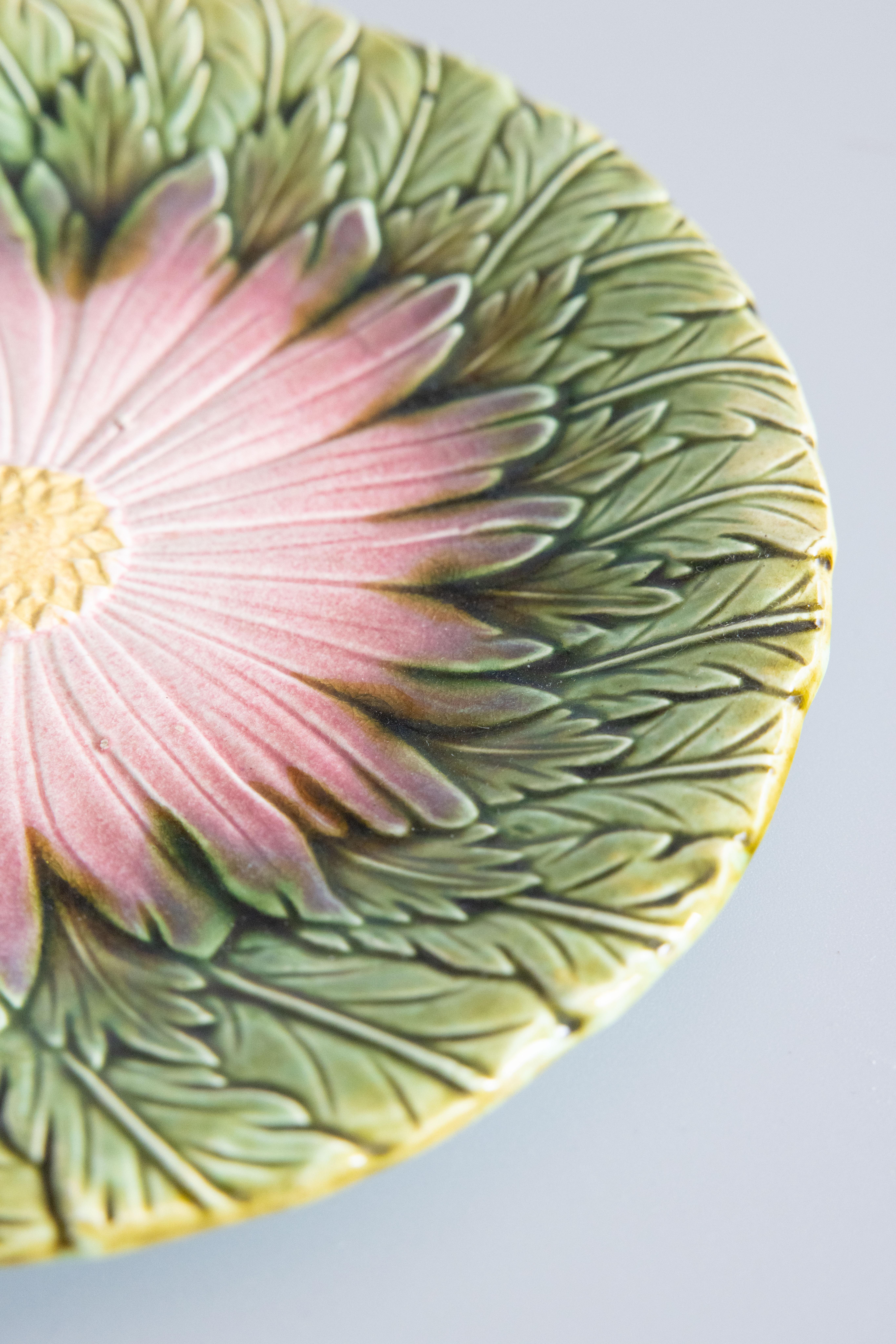 Ancienne assiette à marguerite en majolique d'Orchies French, Circa 1890 Bon état - En vente à Pearland, TX