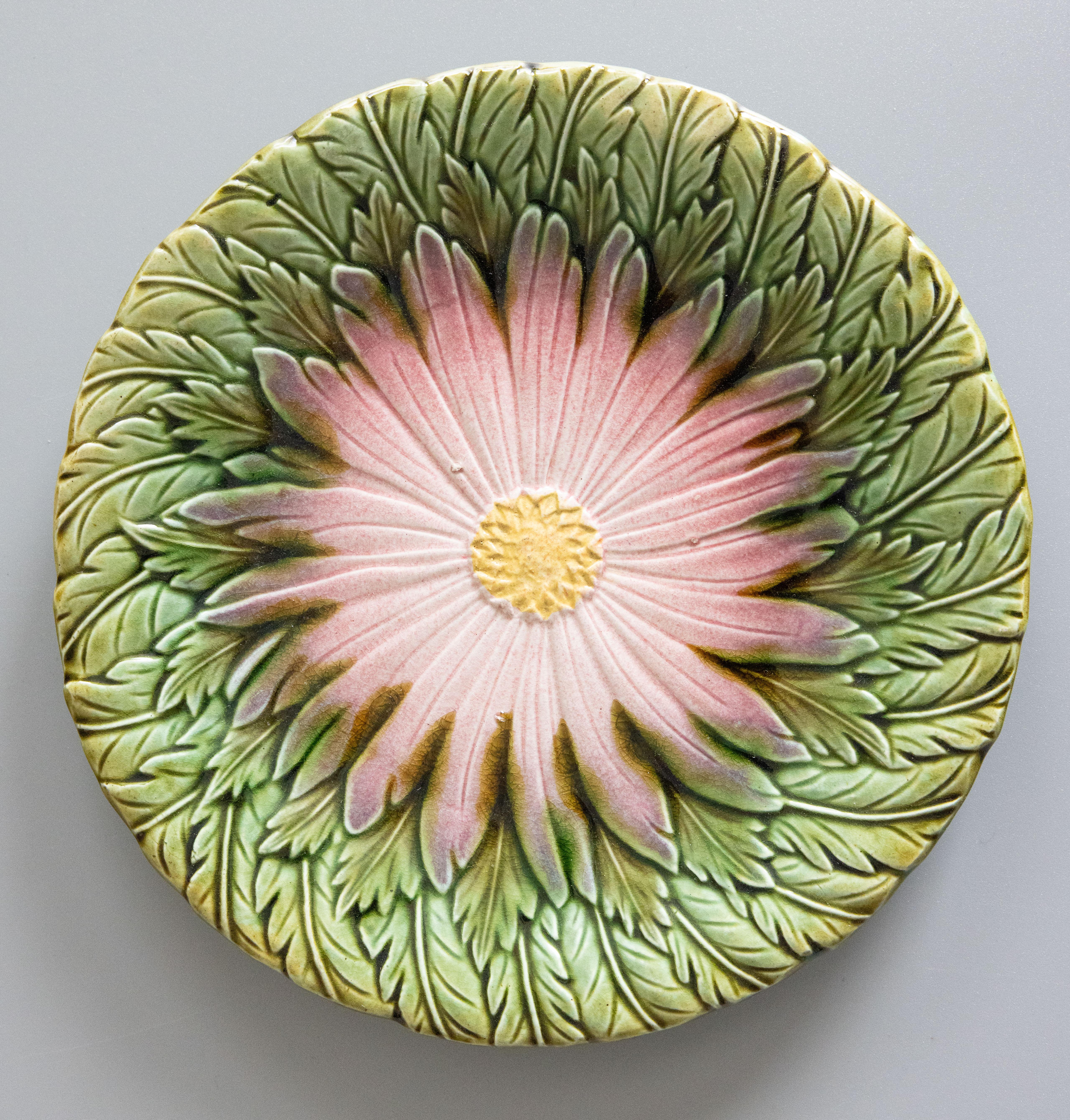 Majolique Ancienne assiette à marguerite en majolique d'Orchies French, Circa 1890 en vente