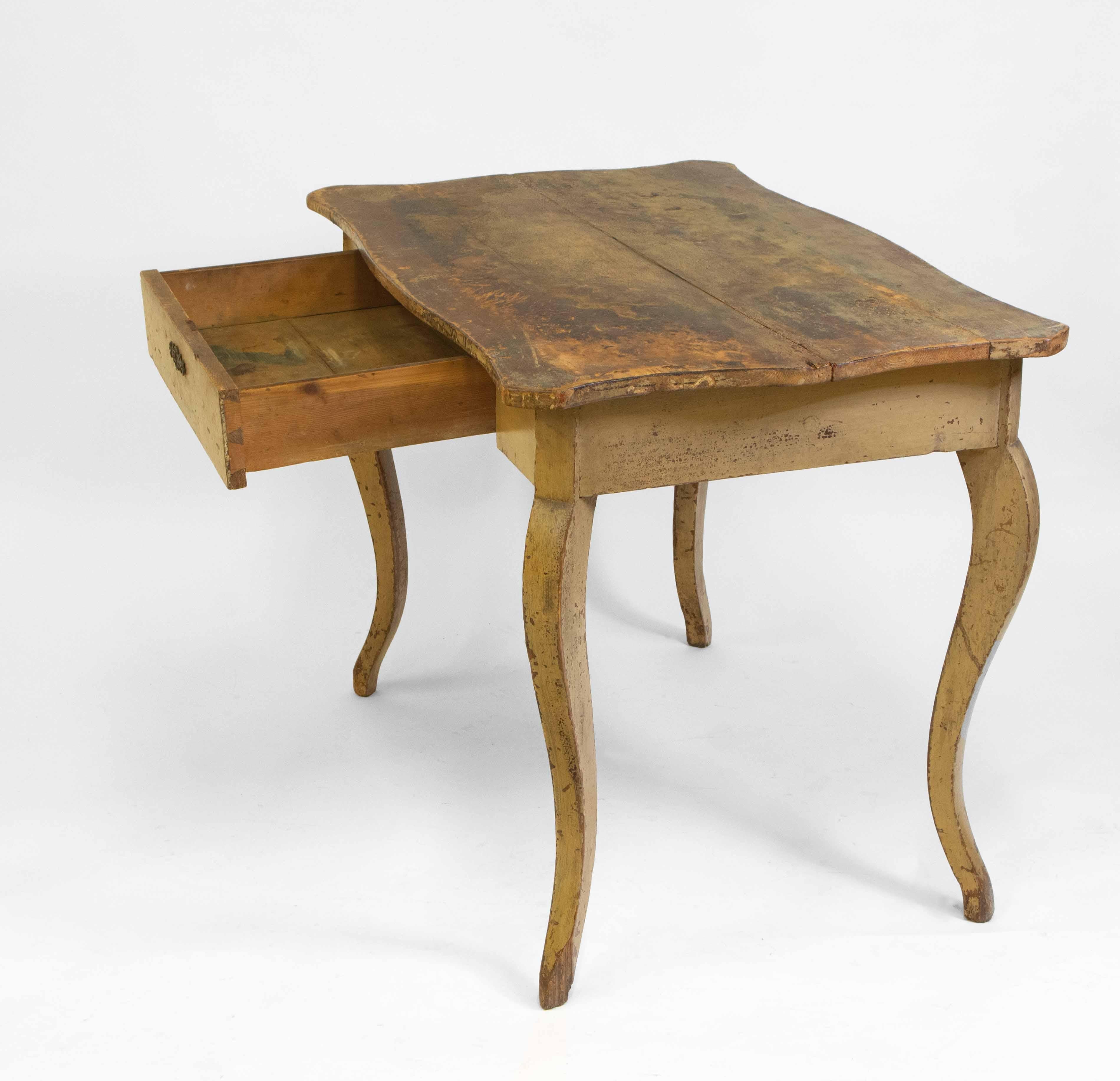 Provincial français Ancienne table d'appoint française peinte d'origine avec tiroir en vente