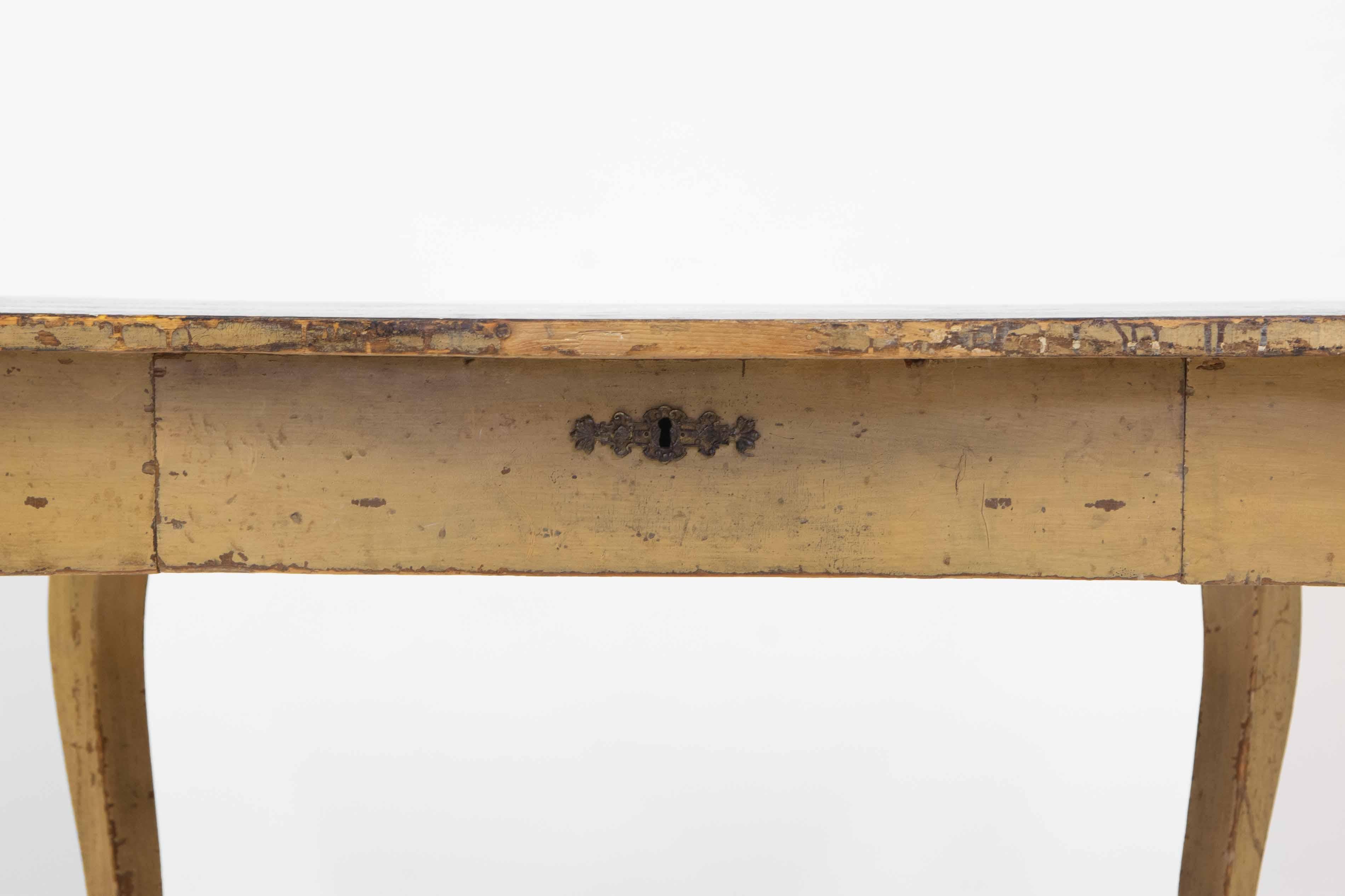 Ancienne table d'appoint française peinte d'origine avec tiroir en vente 1