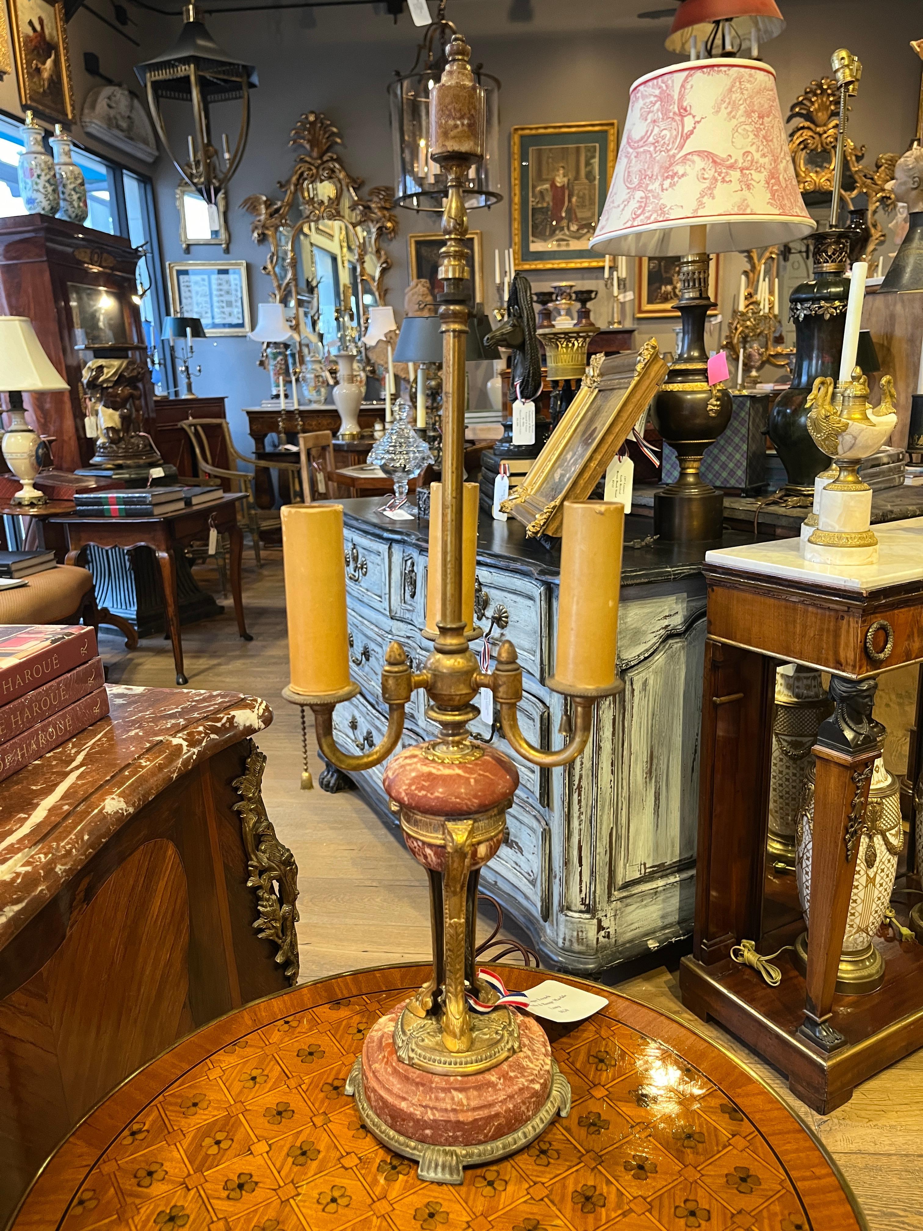 Français Lampe française ancienne Ormalu & Rouge Marbre en vente