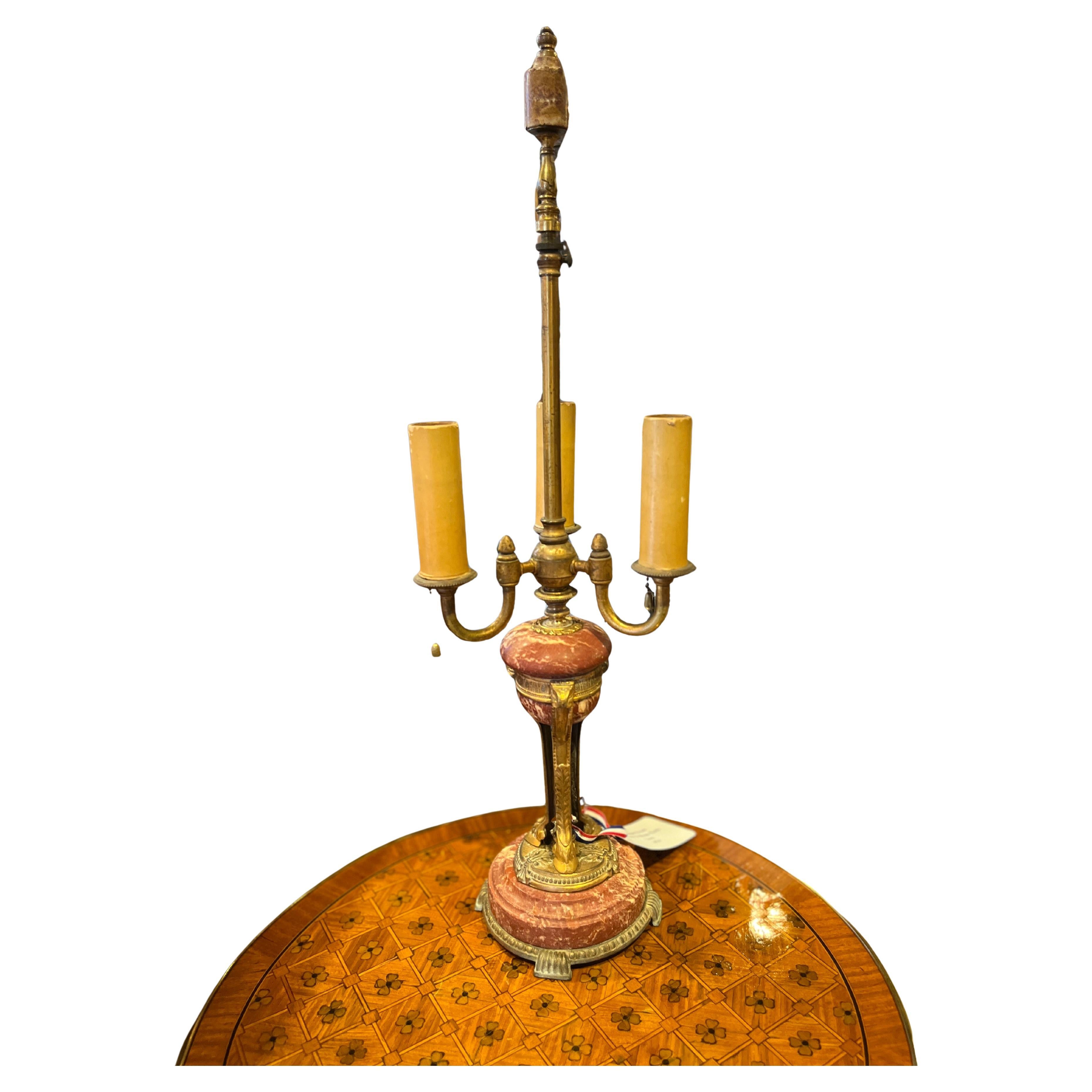 Lampe ancienne en ormalu et marbre rouge. Achetée en France en 2024.  Magnifiquement orné et en très bon état avec une usure appropriée à l'âge. Voir les photos détaillées. Envoyez-nous un message si vous avez des questions ou des détails.