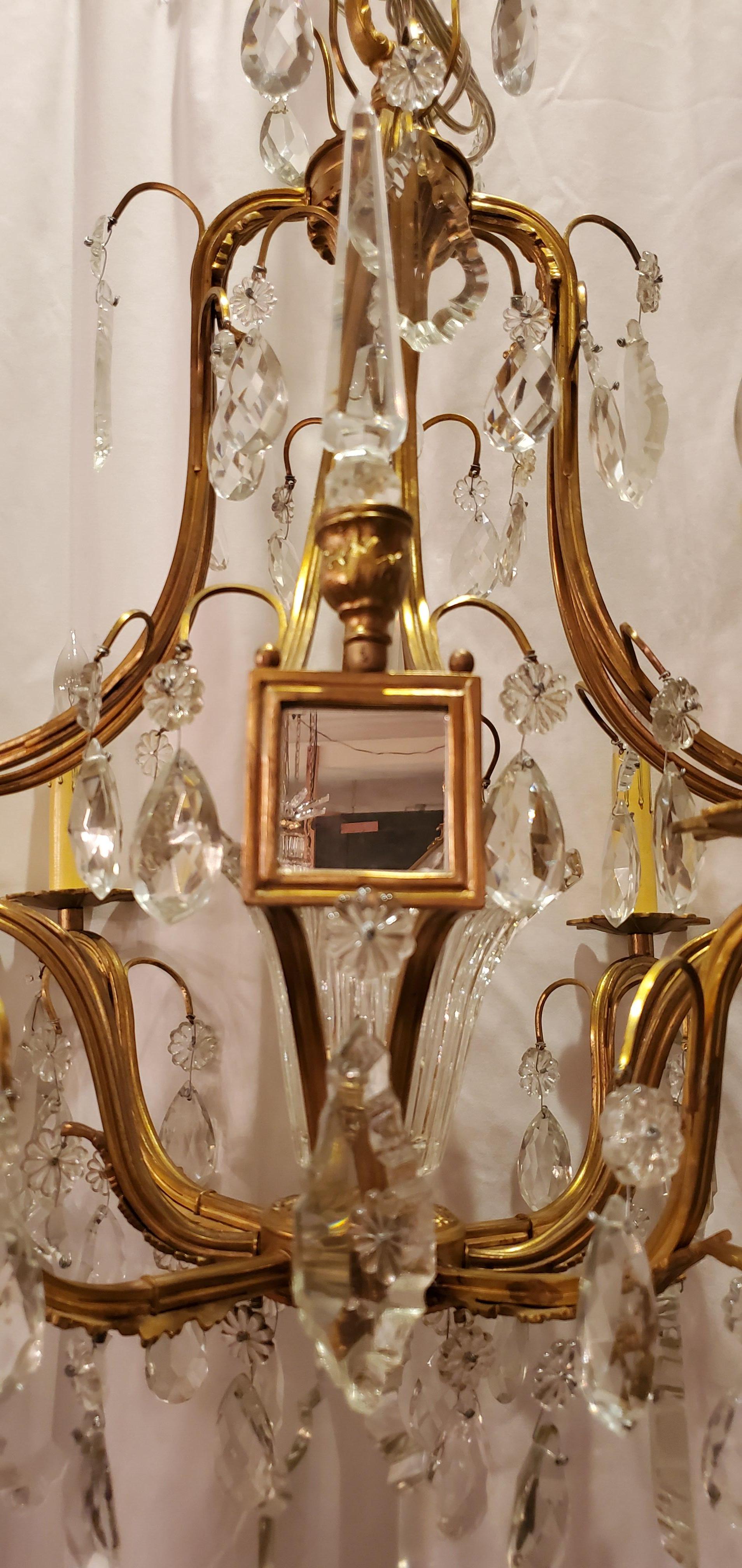 Antiker französischer Kronleuchter aus Ormolu und Baccarat-Kristall mit Spiegeleinlage.