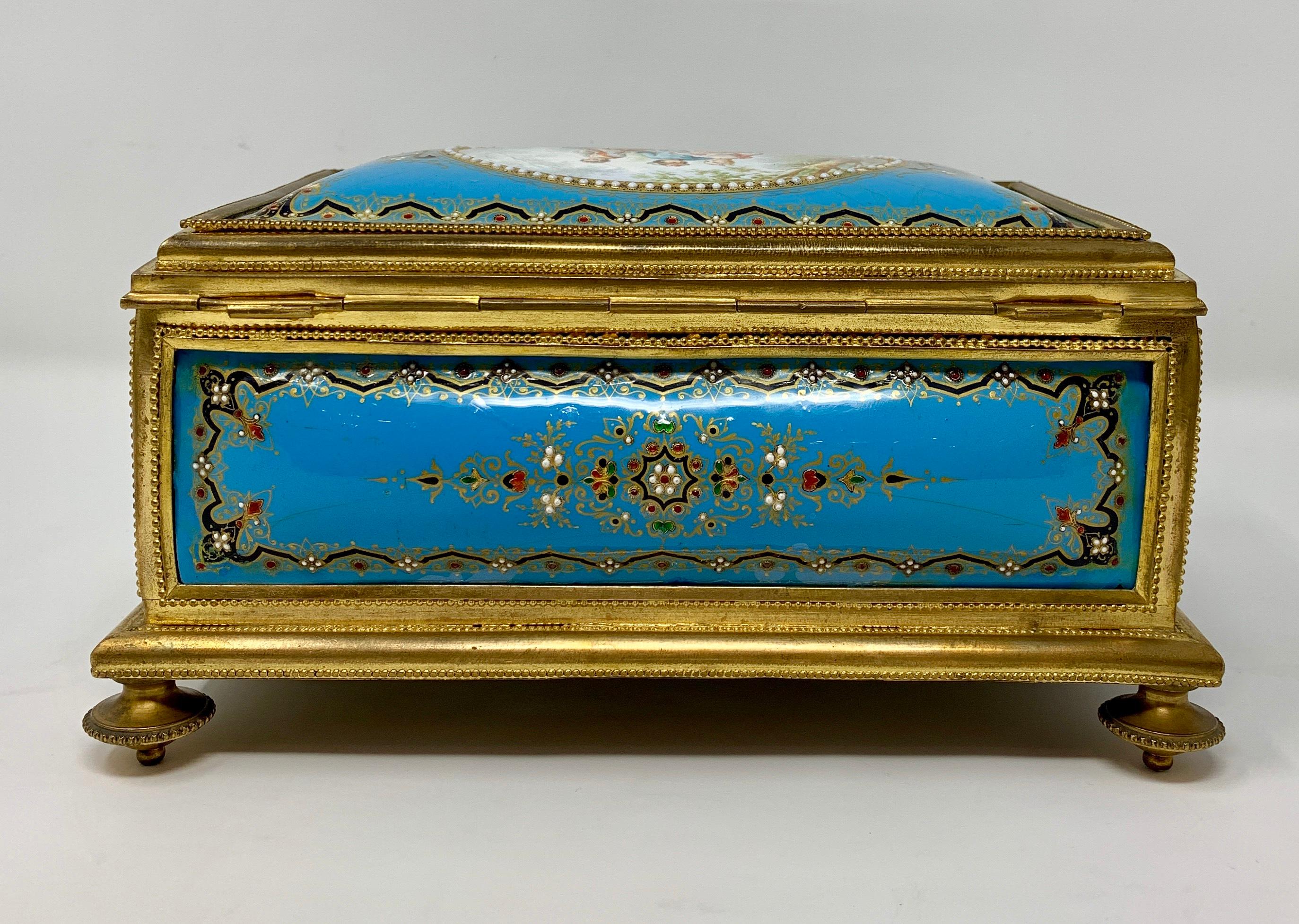 Antike französische Schachtel aus Goldbronze und blau emaillierter Emaille im Zustand „Gut“ im Angebot in New Orleans, LA