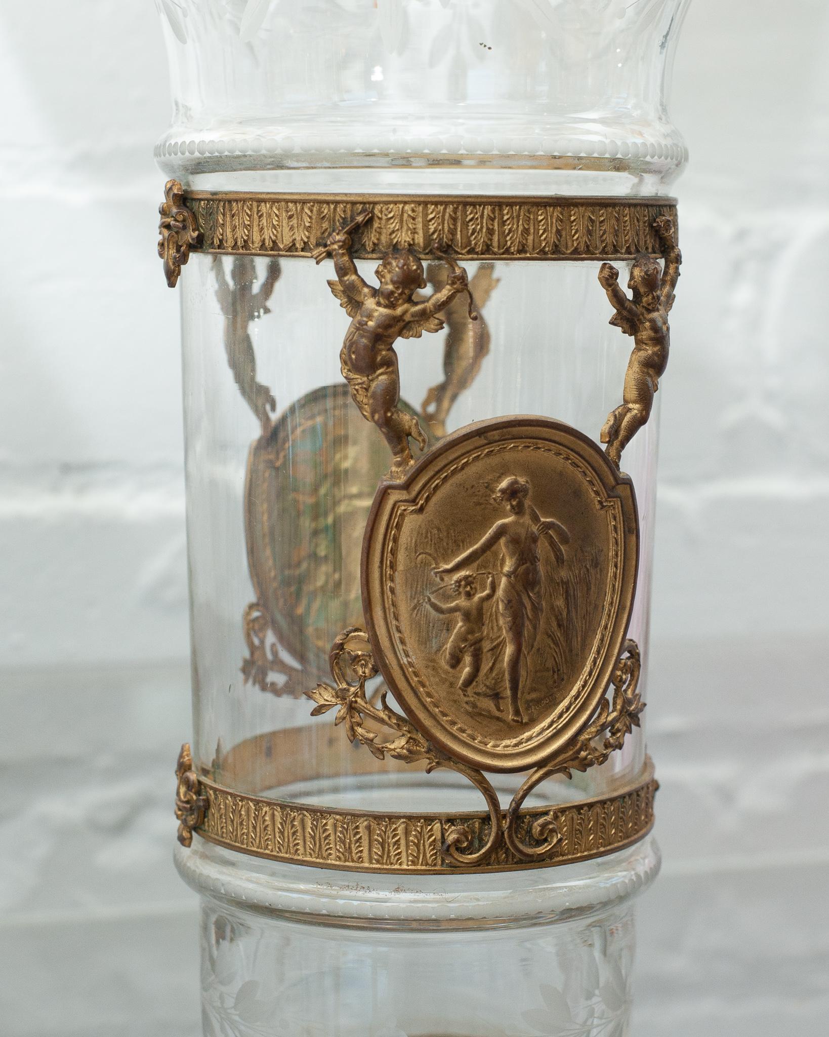 Français Vase trompette français ancien en bronze doré et cristal taillé en vente