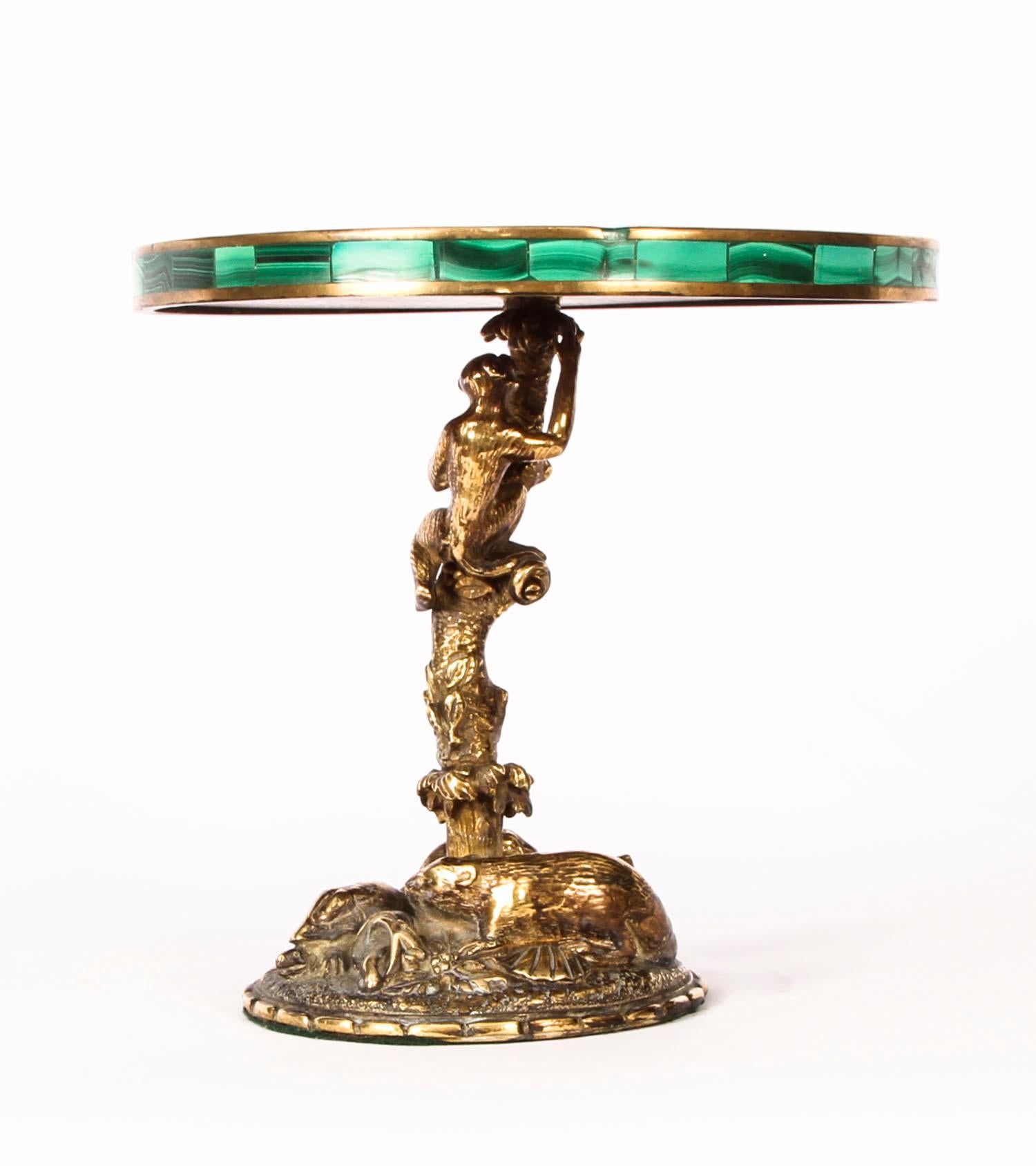Français Ancienne table miniature française en bronze doré et malachite, 19e siècle